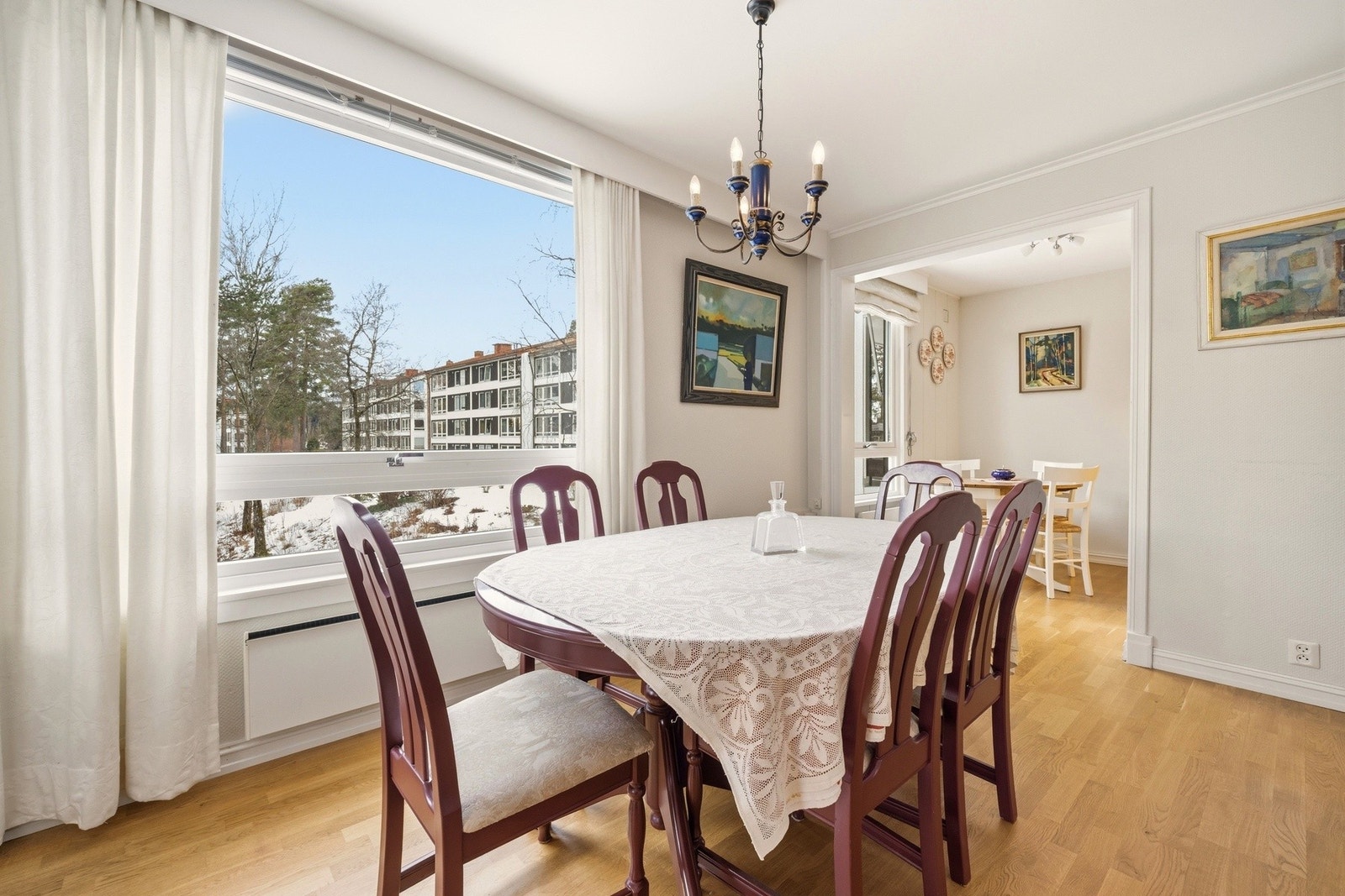 Kjøkkenet ligger i en delvis åpen løsning - perfekt for sosiale sammenkomster. Galleribilde