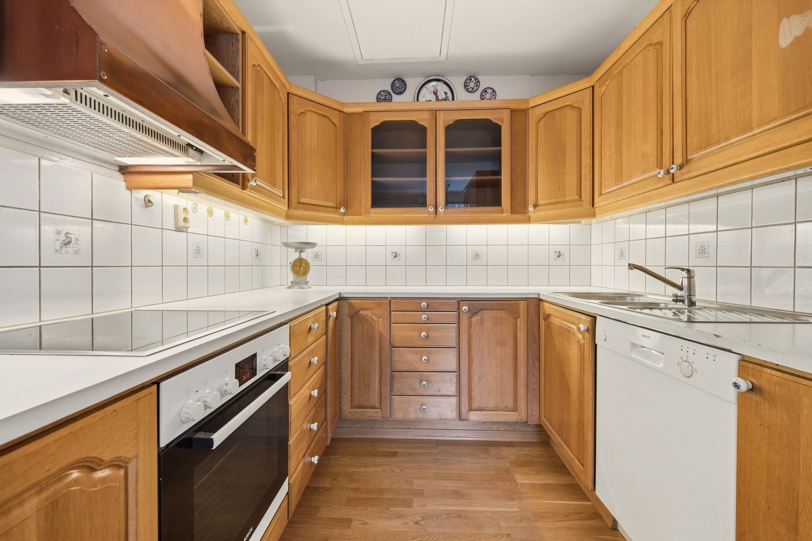 Godt med benke- og skapplass bidrar til å skape et arbeidsvennlig kjøkken. Galleribilde