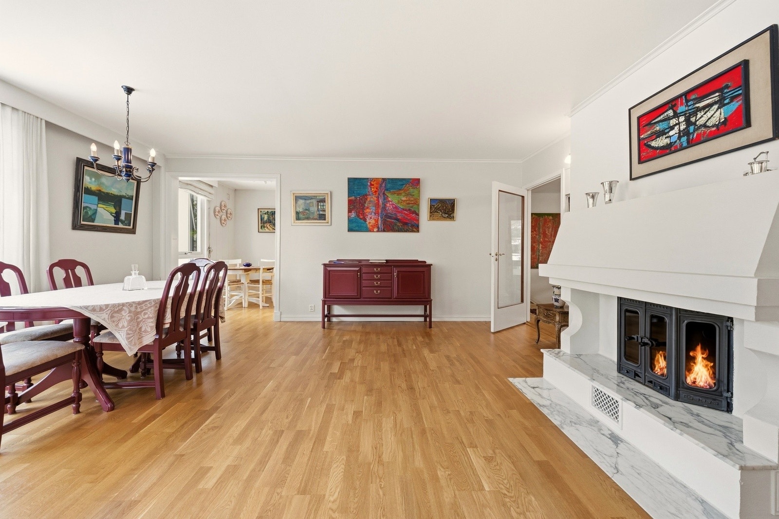 Stuen er romslig slik at du kan innrede i forskjellige sosiale soner. Galleribilde