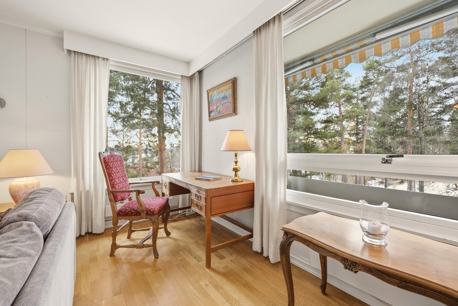 Boligens sosiale soner har store vindusflater som gir masse naturlig lysinnslipp inn i leiligheten. Galleribilde