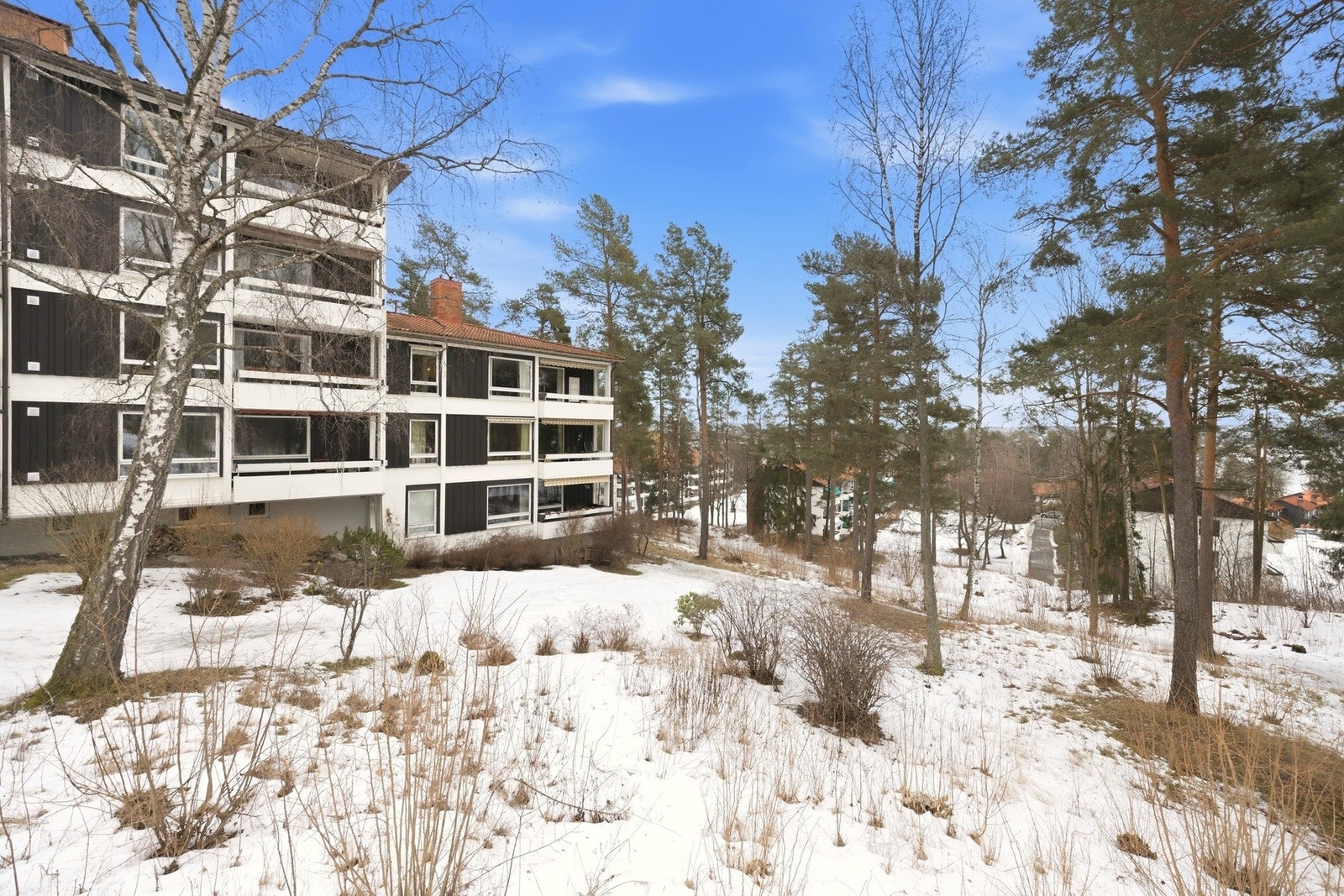 Eiendommen har en attraktiv beliggenhet i et etablert og familievennlig boligområde på Nedre Høvik. Galleribilde