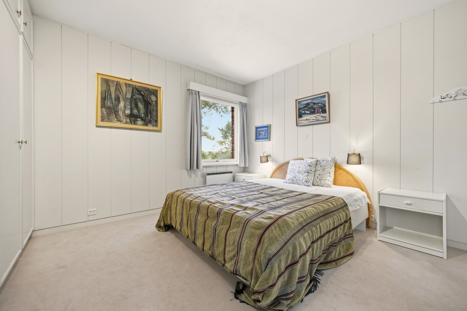 Hovedsoverommet er romslig med god plass til en dobbeltseng, nattbord og dekor. Galleribilde