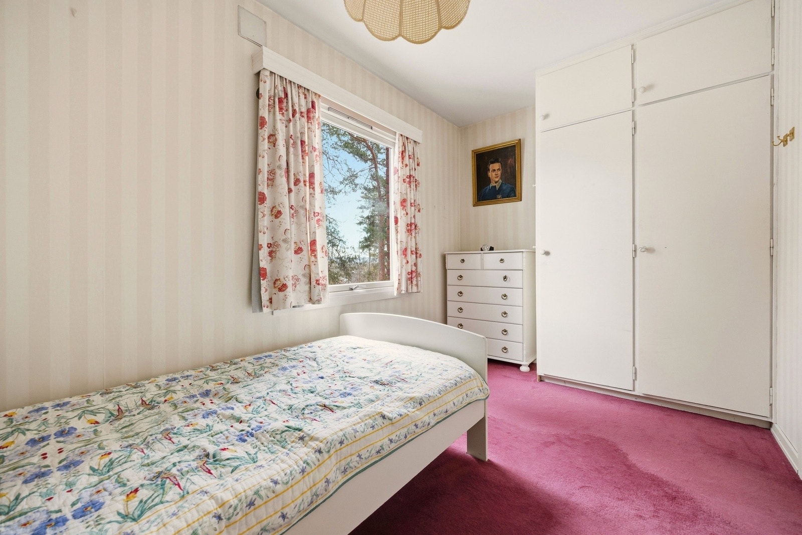 Rommet kan innredes etter behov og passer utmerket som barnerom, gjesterom, kontor eller garderoberom. Galleribilde