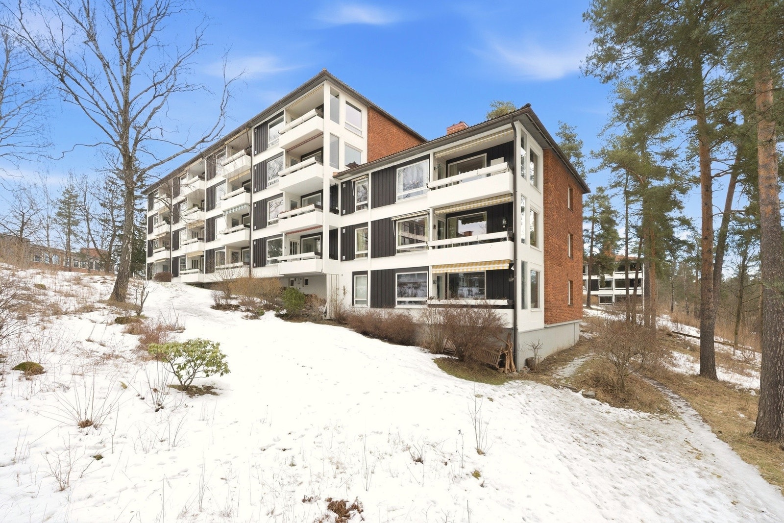 Denne flotte selveierleiligheten ligger i et svært attraktivt og barnevennlig boligområde på Nedre Høvik Galleribilde