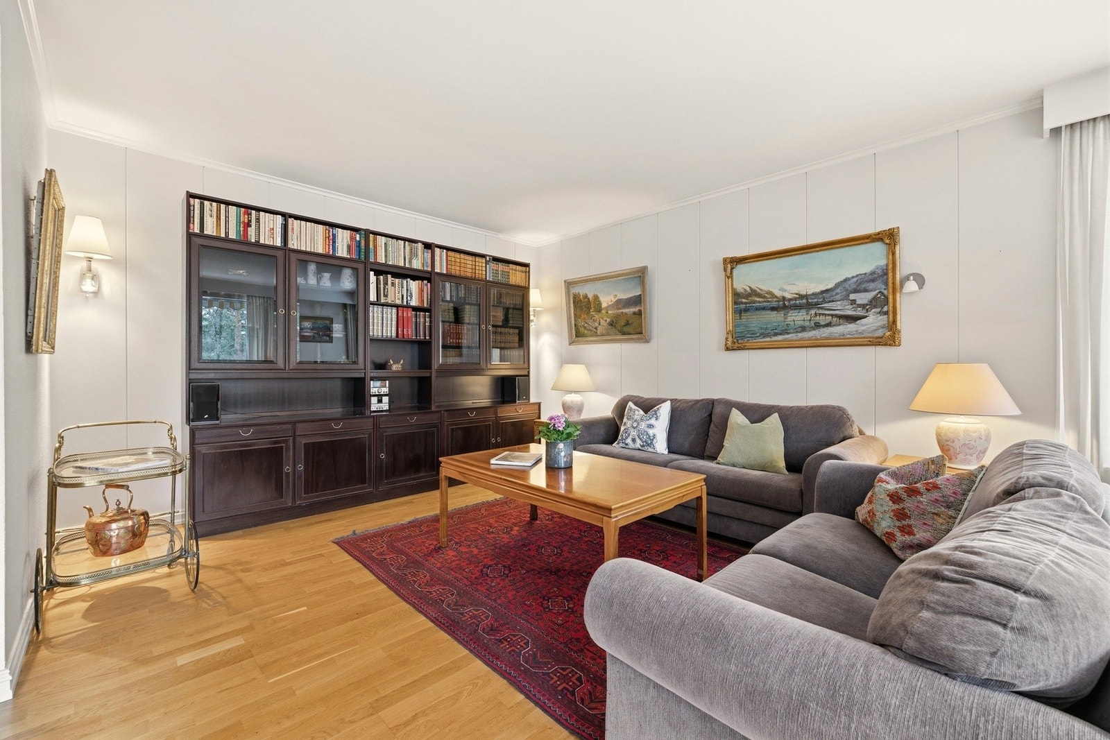 Leiligheten har store sosiale soner med gode innredningsmuligheter. Galleribilde