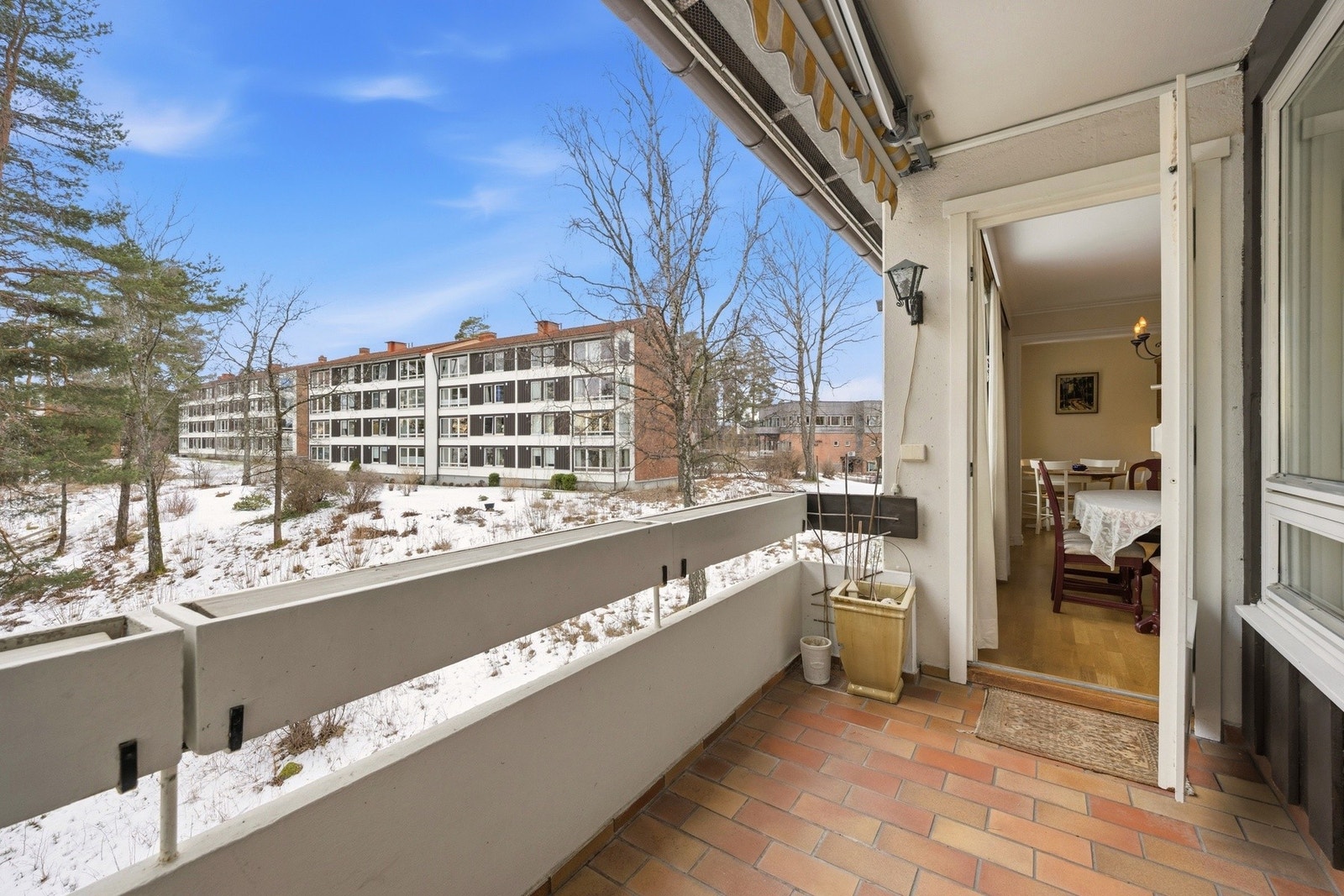 Balkongen er sydvestvendt og har gode solforhold . Galleribilde