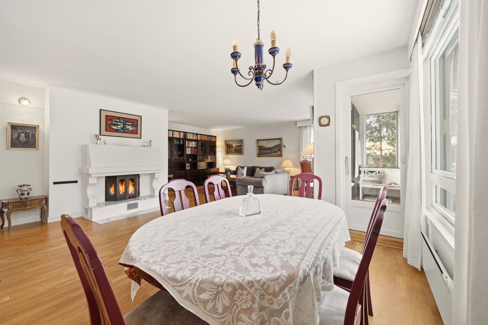 Det er god plass til et romslig spisebord hvor hele familien kan samles. Galleribilde