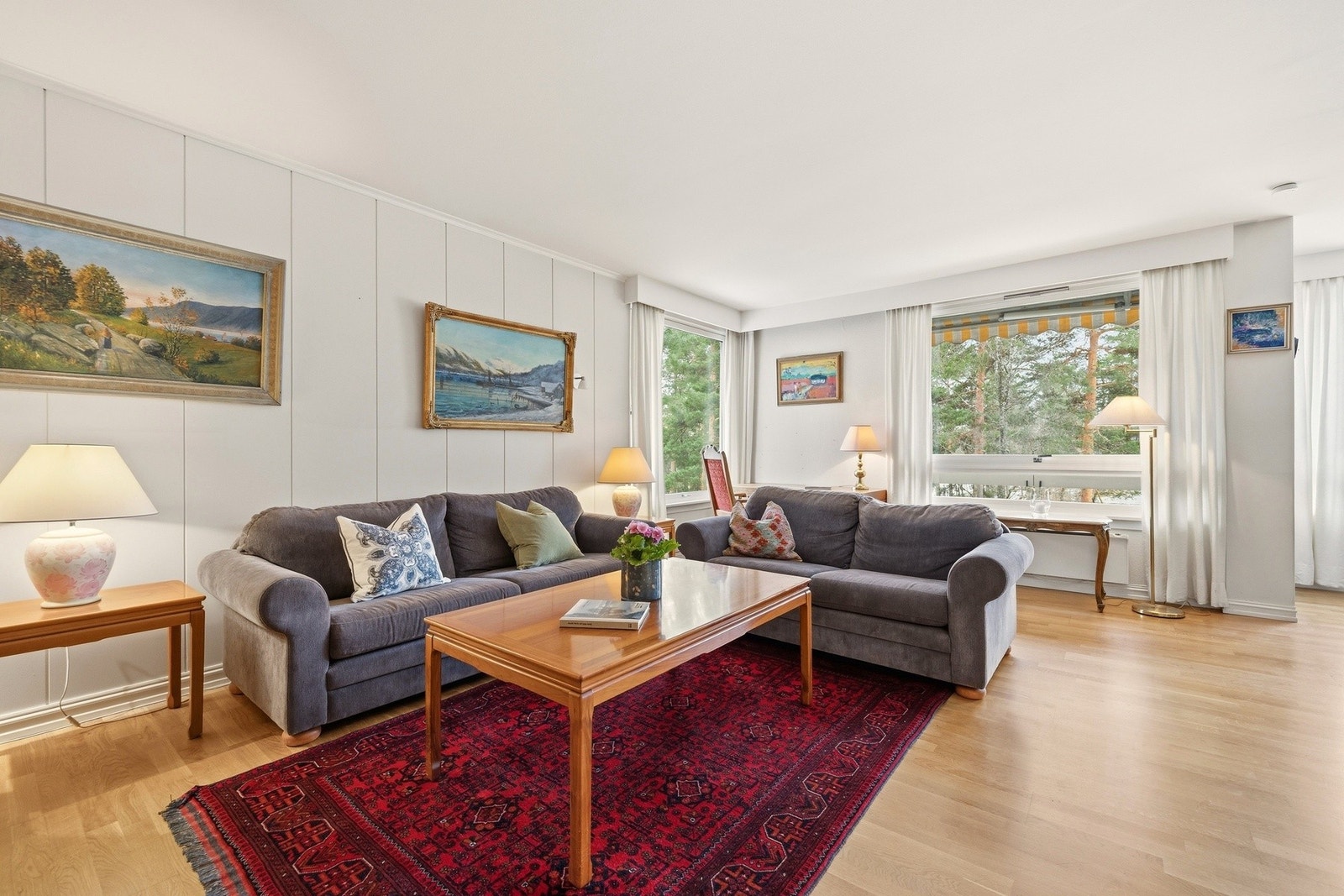 Her har du god plass til sofa og TV med tilhørende møblement Galleribilde