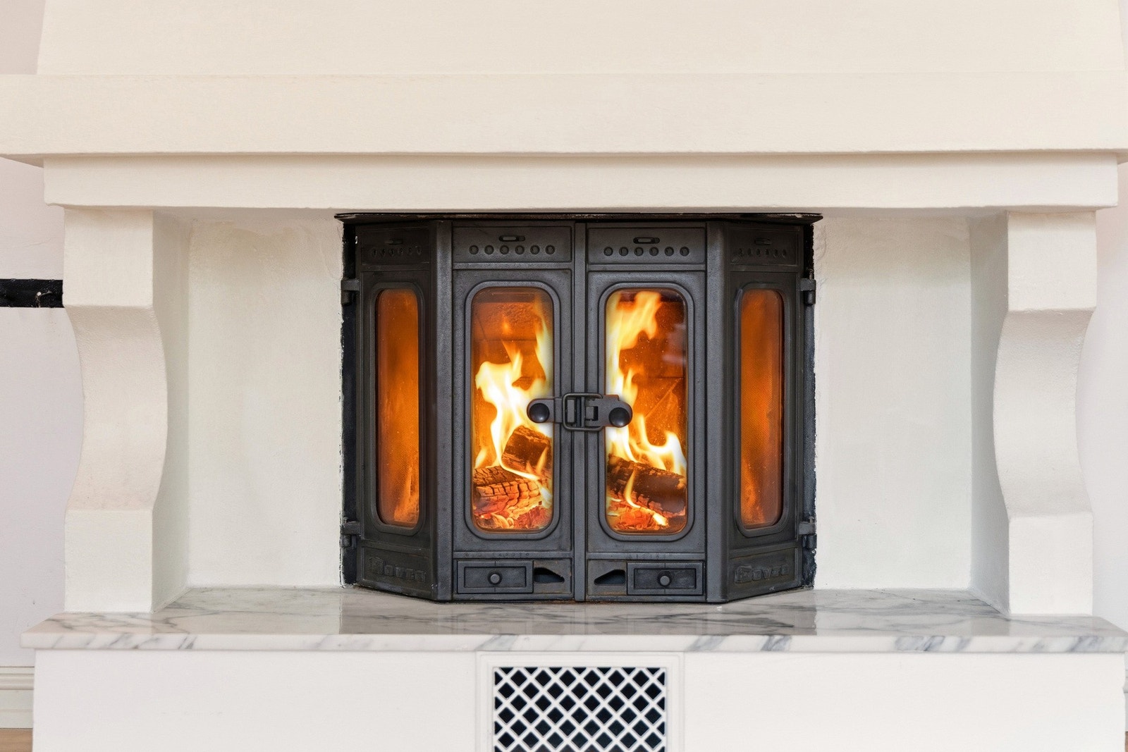 Sentralt i rommet er det en innebygd peis som skaper varme og hygge på kjølige dager. Galleribilde