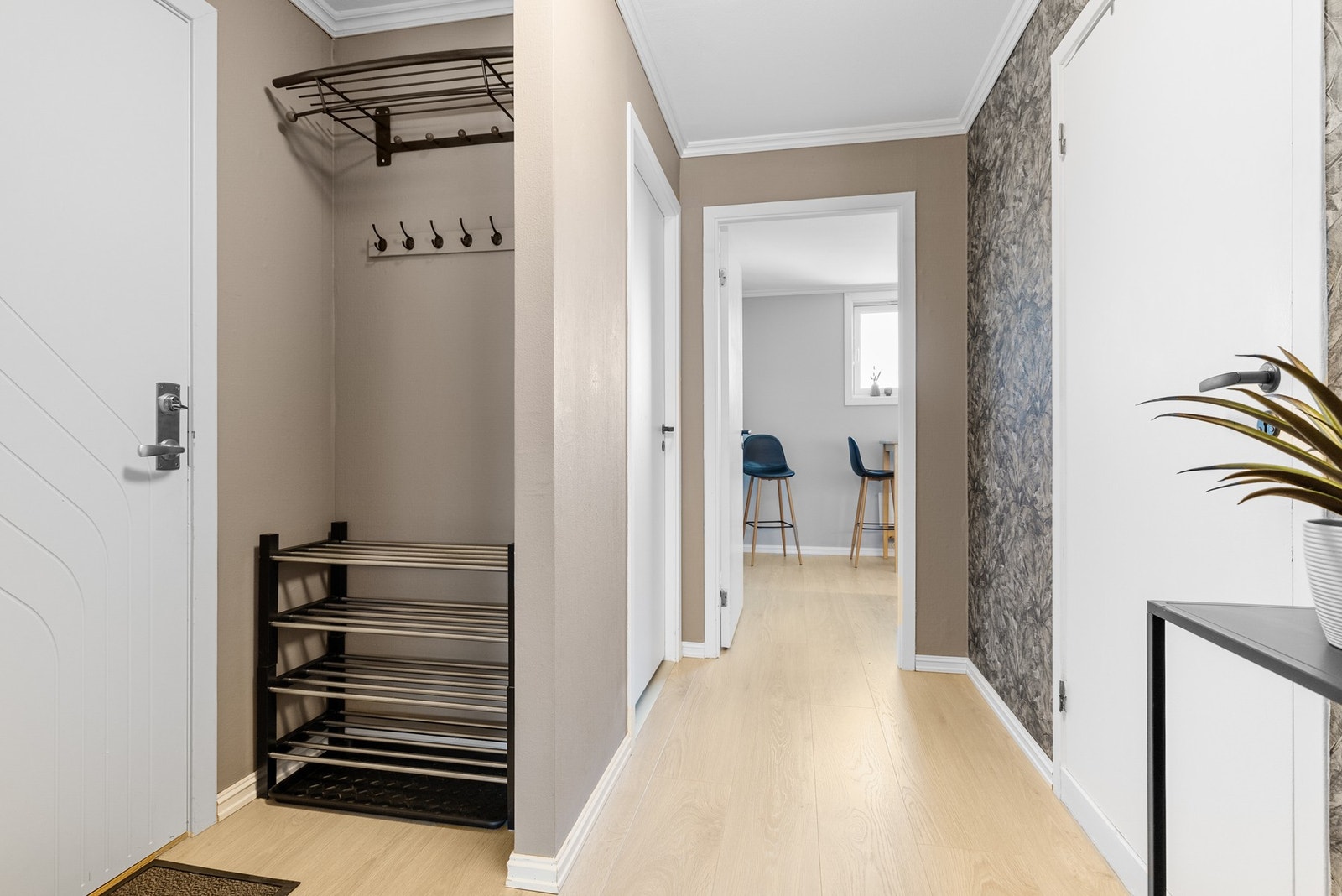 Entre med plass til sko og klær. Galleribilde