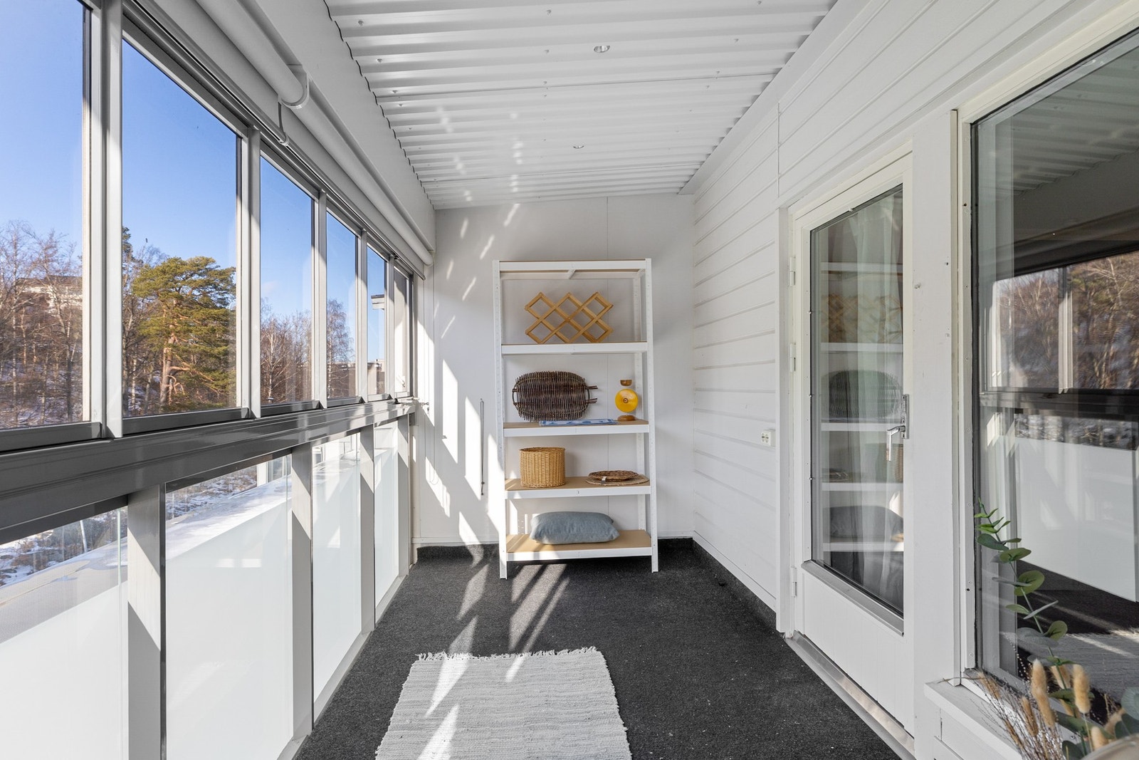 Leiligheten har en deilig og innglasset balkong på 9 kvm. Dette blir som en ekstra stue som kan brukes hele året. Glassene kan skyves til side når temperaturen ute tilsier det. Galleribilde