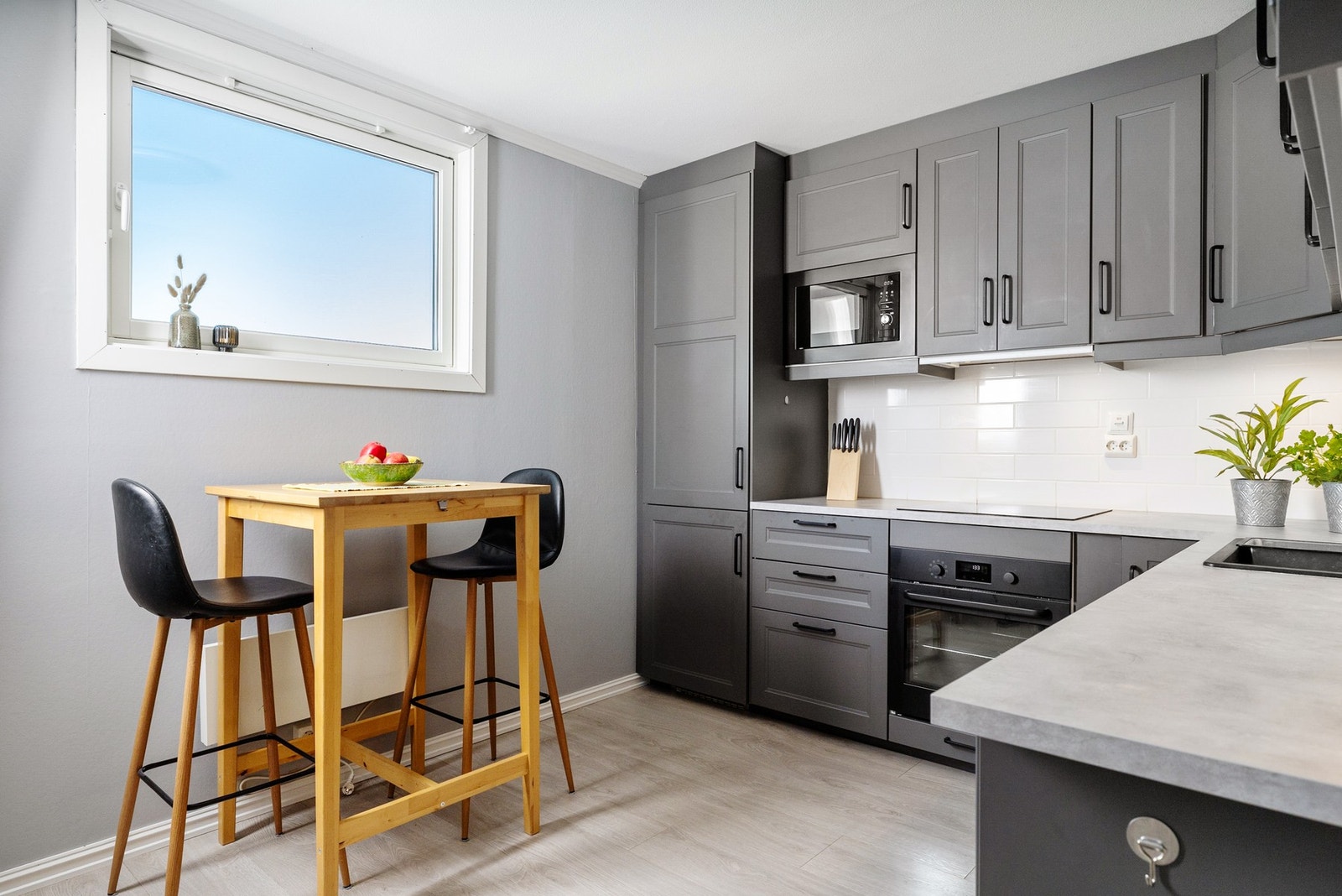 På kjøkkenet er det også plass til et lite spisebord. Fra vinduet på kjøkkenet har man hyggelig utsikt over nærområdene og man kan se langt ut i horrisonten. Galleribilde