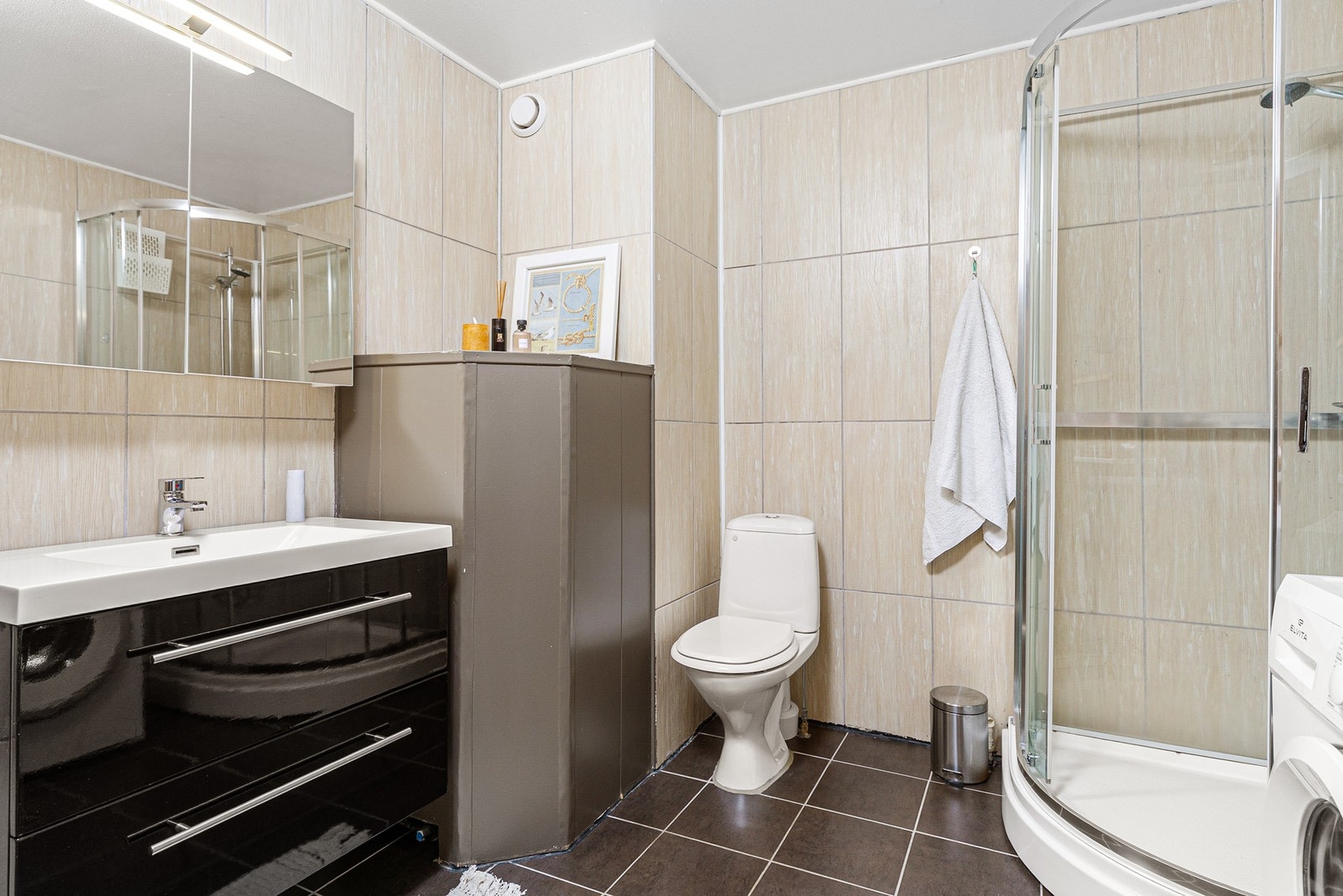 Pent og flislagt bad med varmekabler. Galleribilde