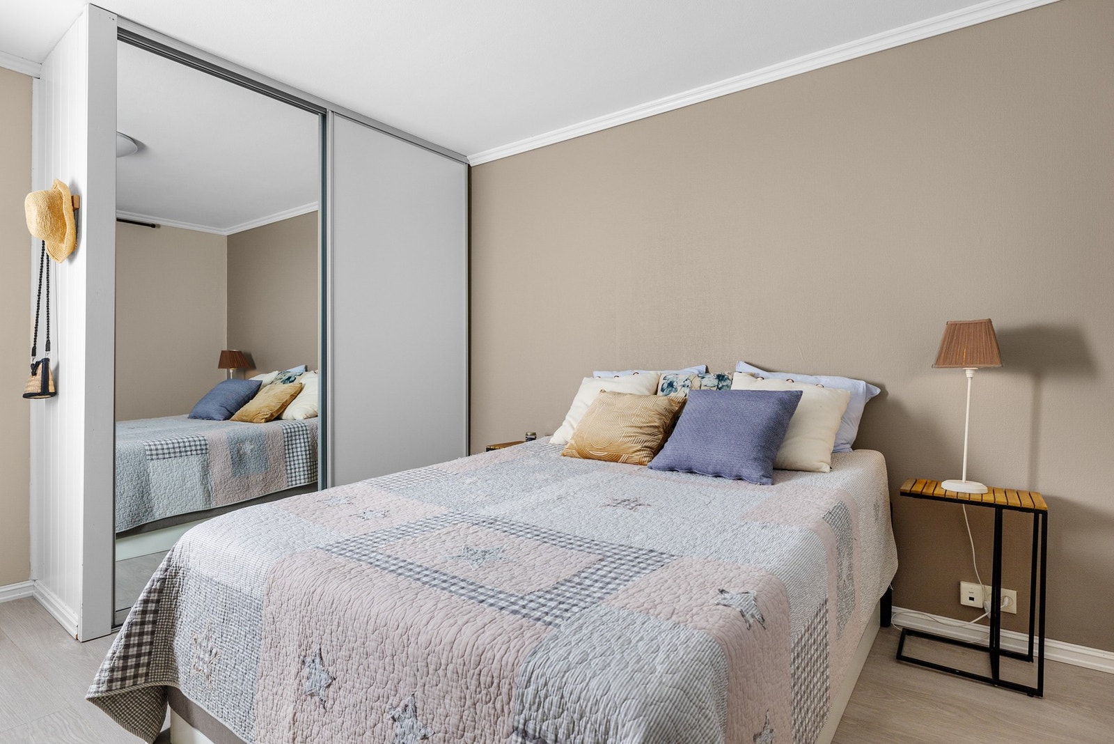 Praktisk skyvedørsgarderobe på soverommet. Galleribilde