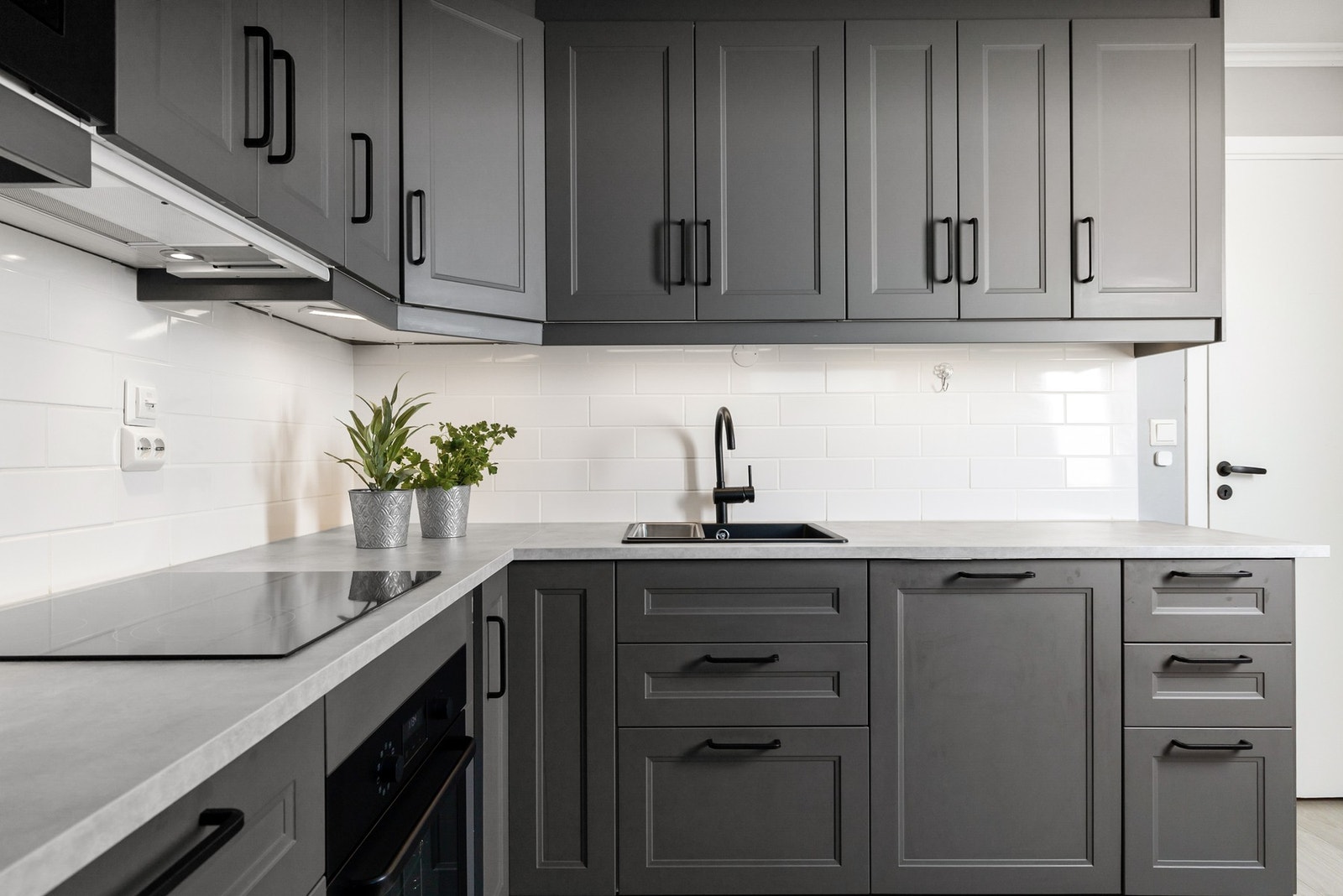 Nyere kjøkken med moderne design. Galleribilde