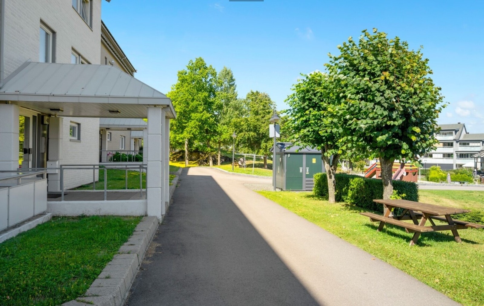 Inngangspartiet med grøntområder like utenfor. Galleribilde