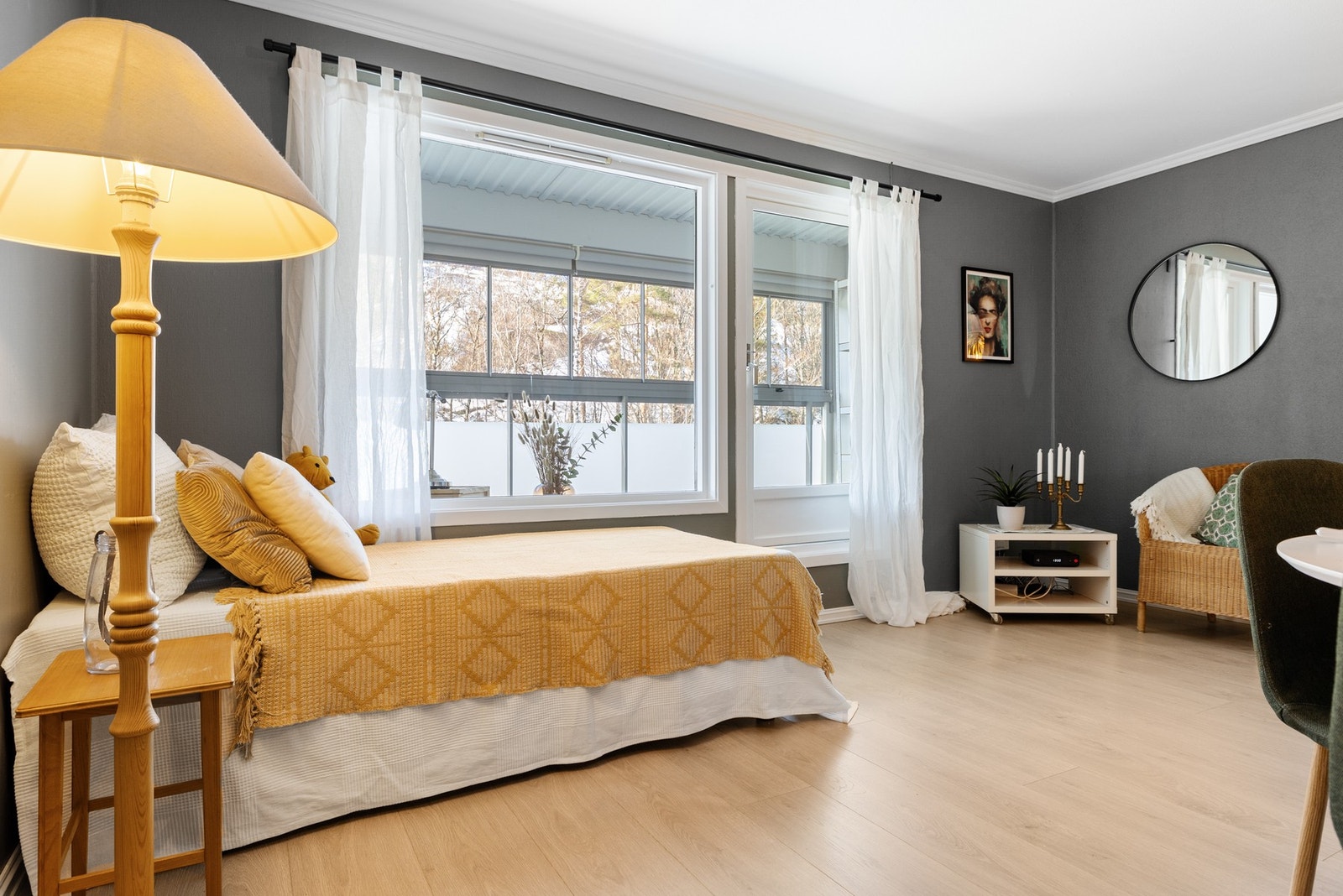 Stue med utgang til innglasset balkong. Galleribilde