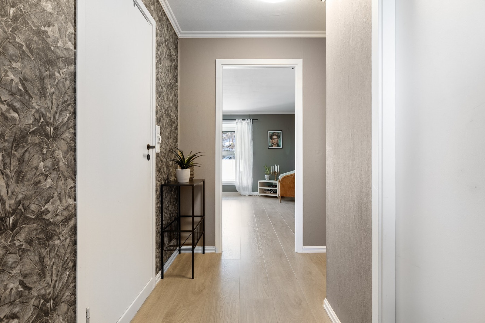 Gangen sett inn mot stuen. Galleribilde