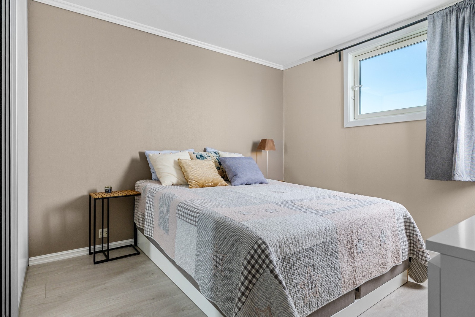 Pent og nylig oppusset soverom med god plsas til dobbeltseng og garderobe. Galleribilde