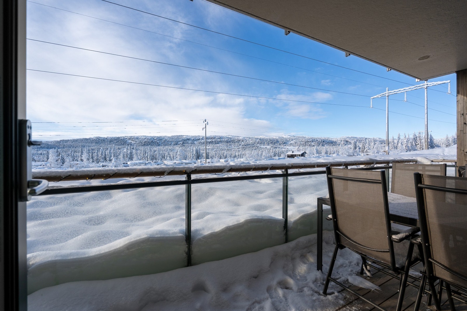 Fra oppholdsrommet er det utgang til terrasse på 10 kvm. Galleribilde