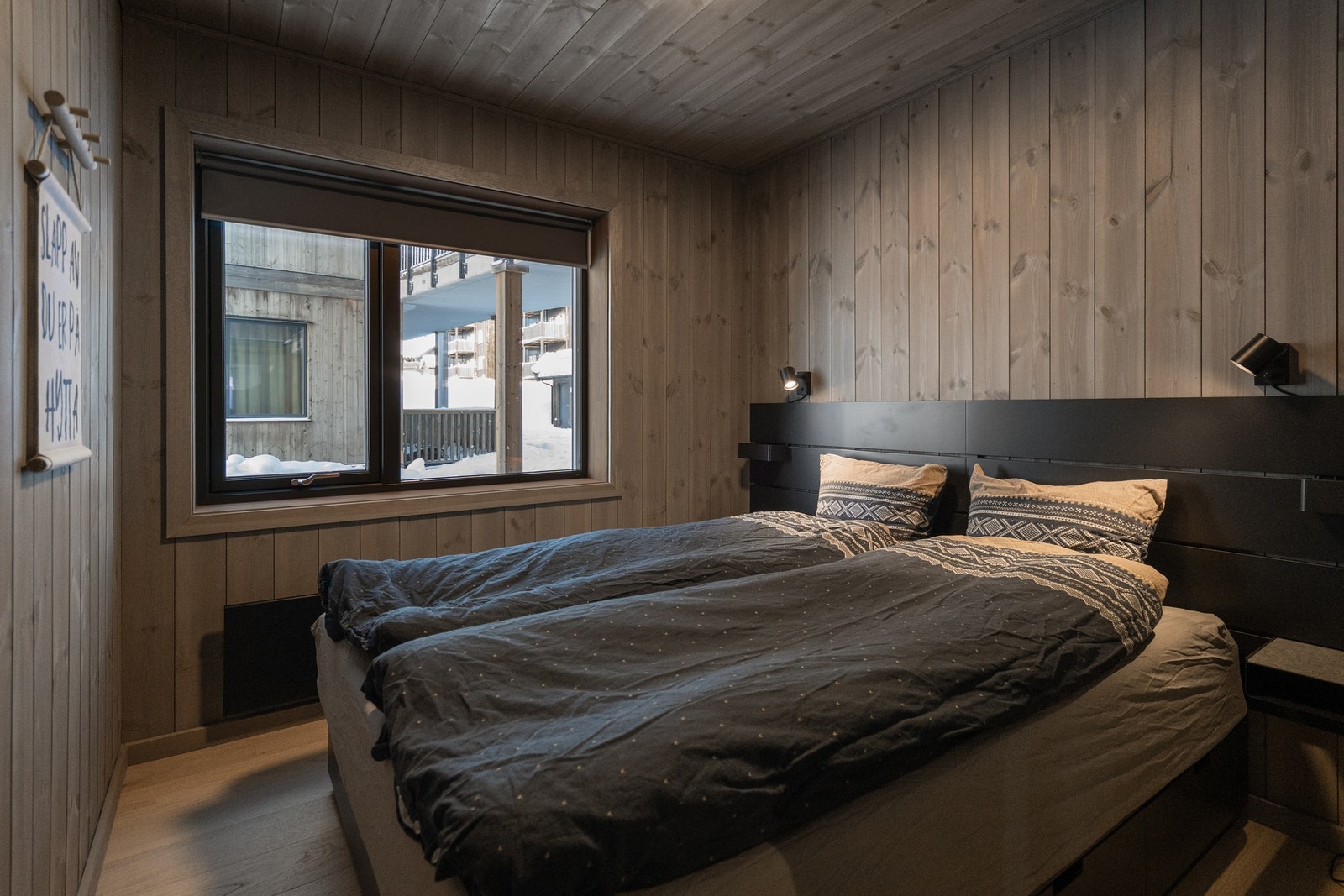 Det er tre soverom i leiligheten, to med dobbeltseng og ett med familiekøyeseng. Galleribilde