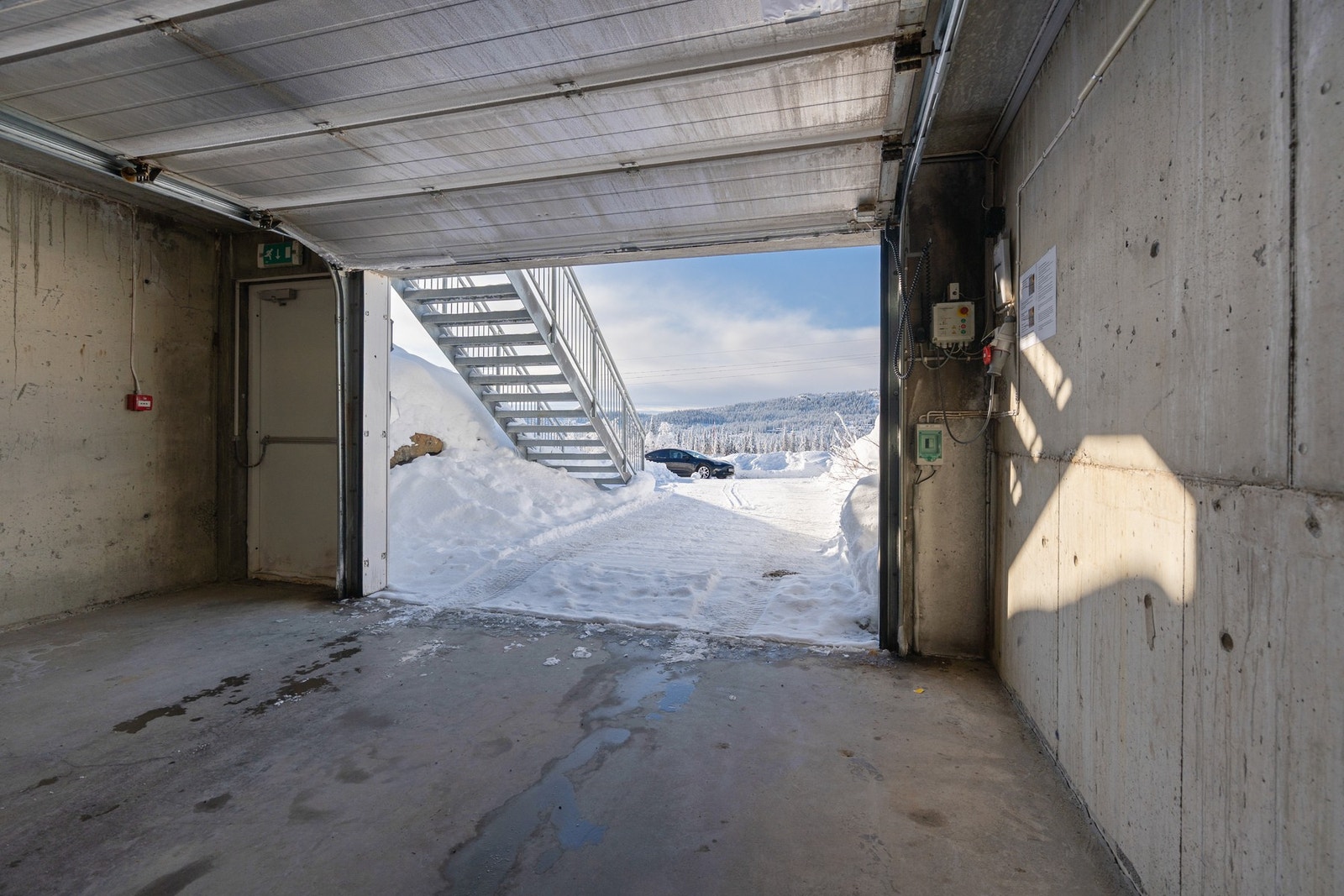 Leiligheten har også en garasjeplass i felles parkeringskjeller i nabobygget (D-bygget) med elbil-lader. Galleribilde