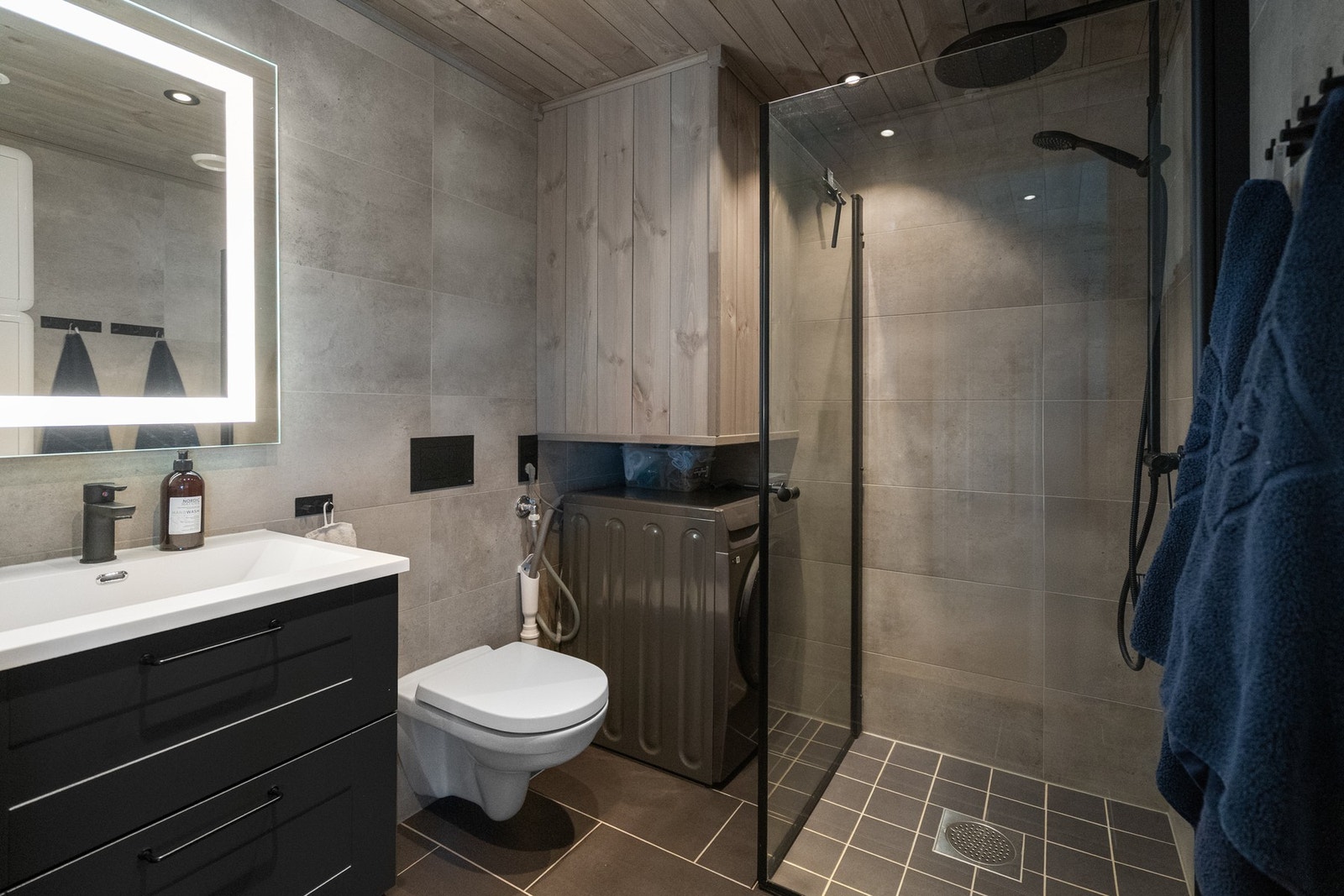 Badet fremstår som stilrent og moderne, med flislagte vegger og gulv. Himlingen er utført med panel. Galleribilde