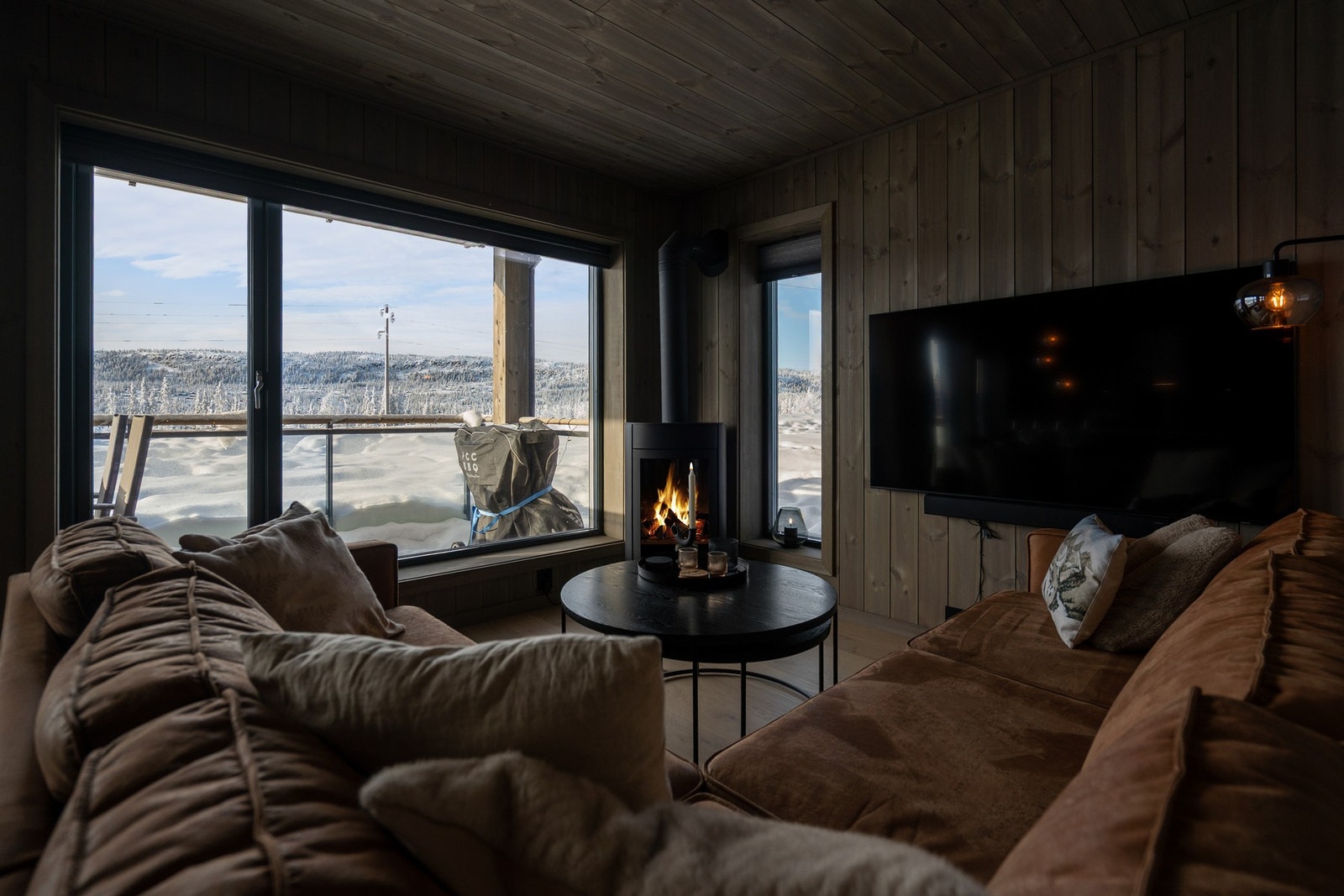 De store vindusflatene slipper inn rikelig med naturlig lys og gir flott utsikt mot omgivelsene. Galleribilde