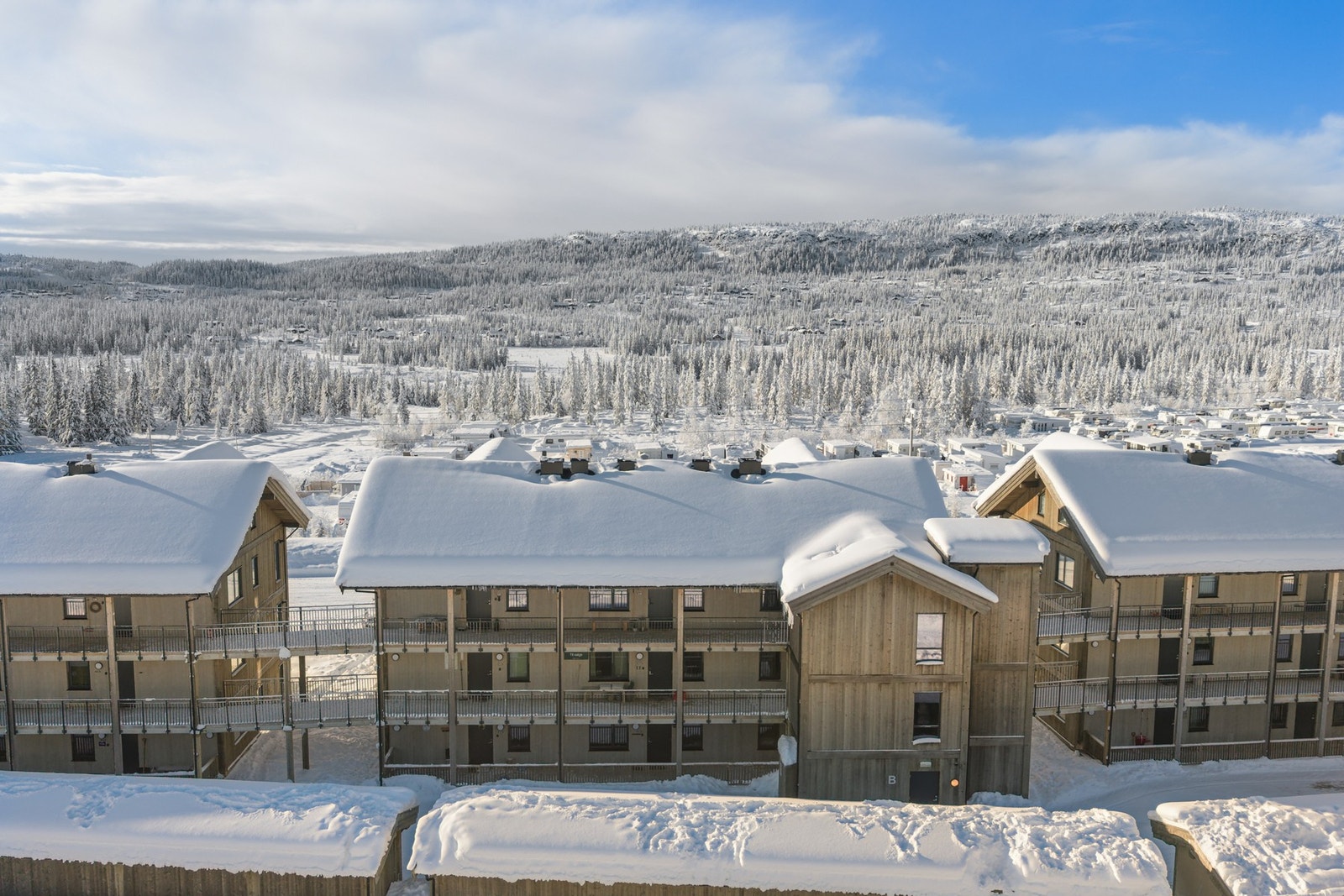 Leiligheten i Skeisvegen 770C har en svært attraktiv og sentral beliggenhet. Eiendommen ligger i direkte nærhet til alpinbakker, golfbane, serveringssteder og sjarmerende kaféer. Galleribilde