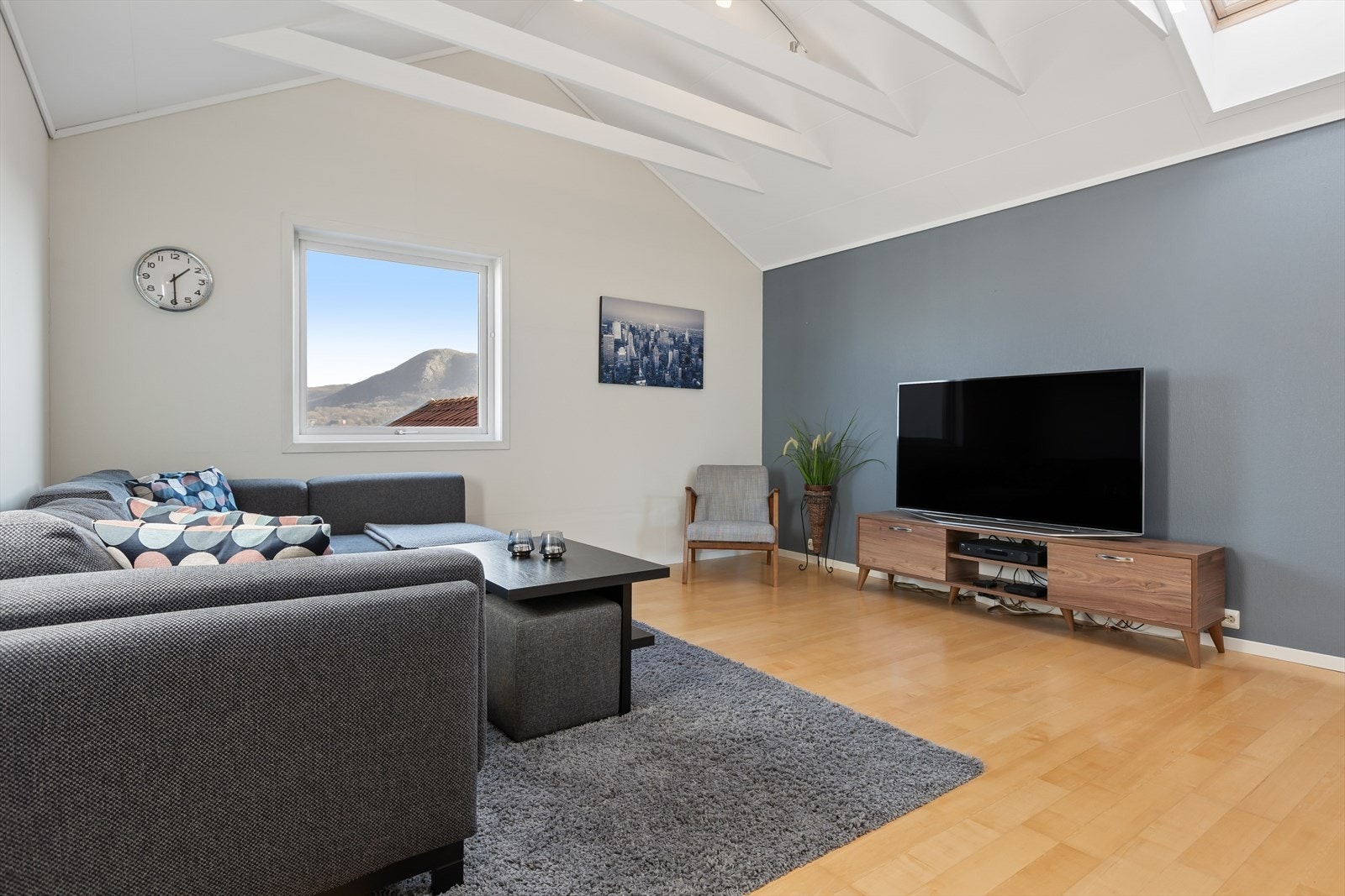 En intern trapp leder opp til en lys og trivelig loftstue. Her er det to svært romslige boder. Galleribilde