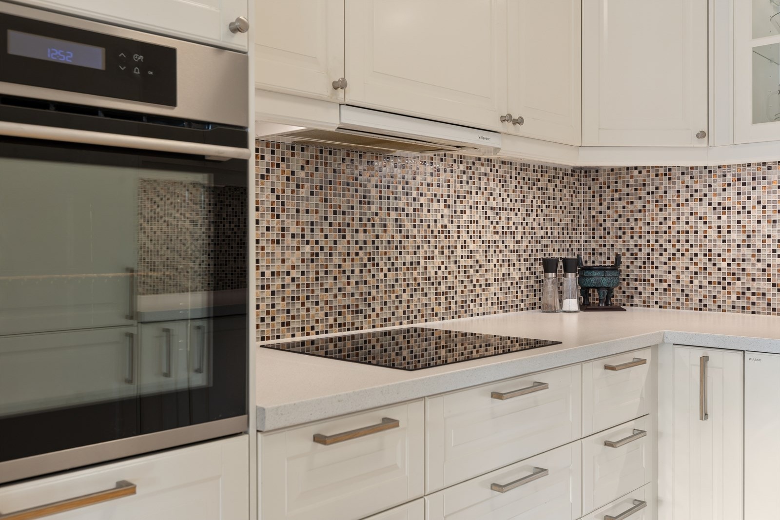 Kjøkkenet ble oppgradert i 2016 og har en innredning med hvite, profilerte fronter som gir godt med skap- og benkeplass. Galleribilde