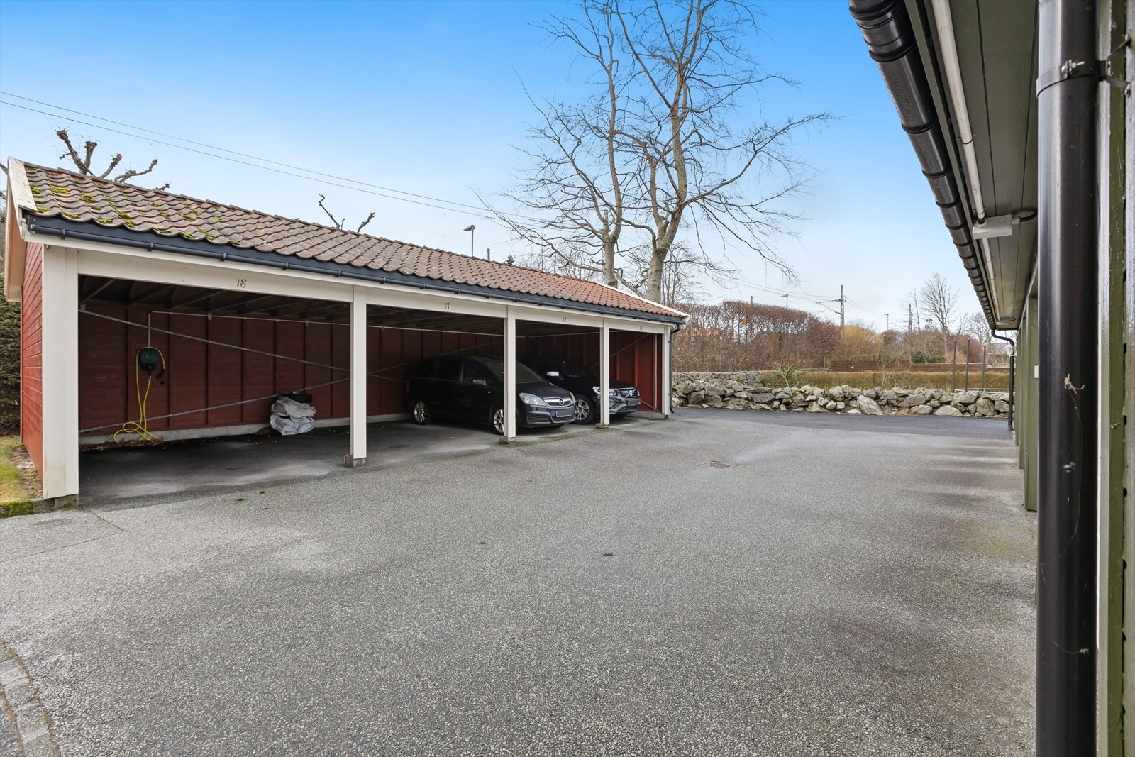Eiendommen disponerer en fast plass i carport i fellesanlegg. Galleribilde