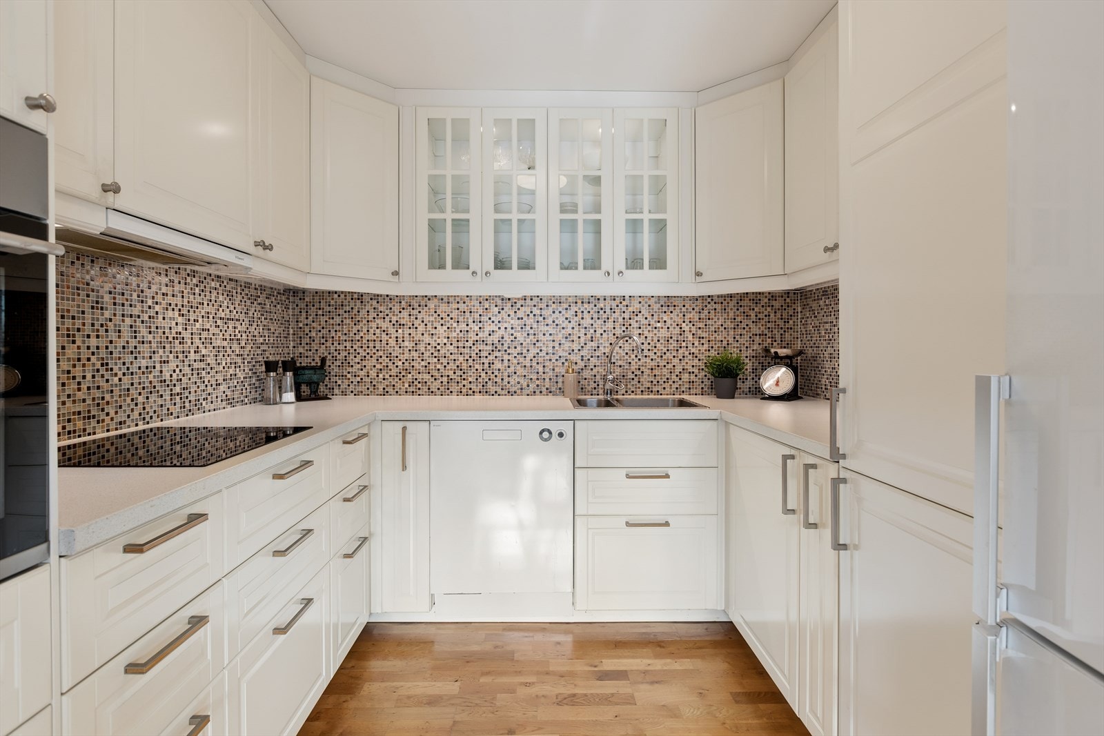 Kjøkkenet ligger i åpen løsning mot stuen. Galleribilde