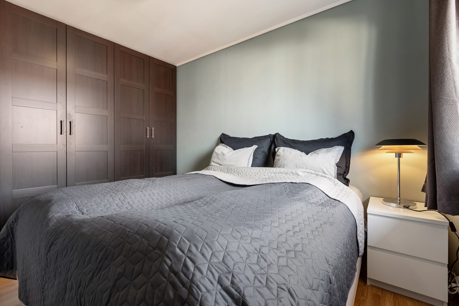 To av soverommene har medfølgende garderobeløsninger. Galleribilde