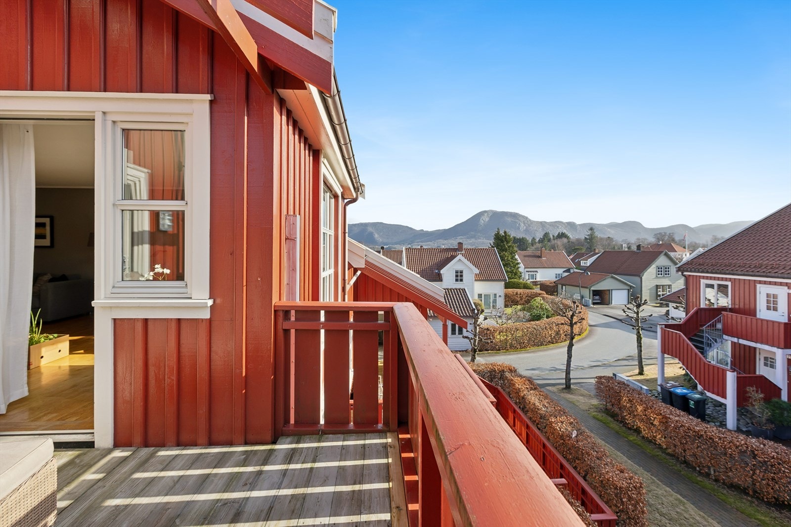 Overflaten har terrassebord i tre, og papptekke og spaltegulv er fra 2015. Galleribilde