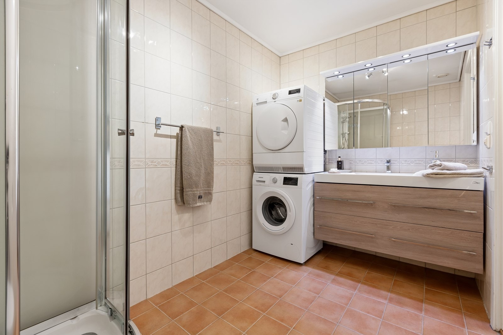 Badet har flislagte vegger og gulv med elektriske varmekabler. Galleribilde