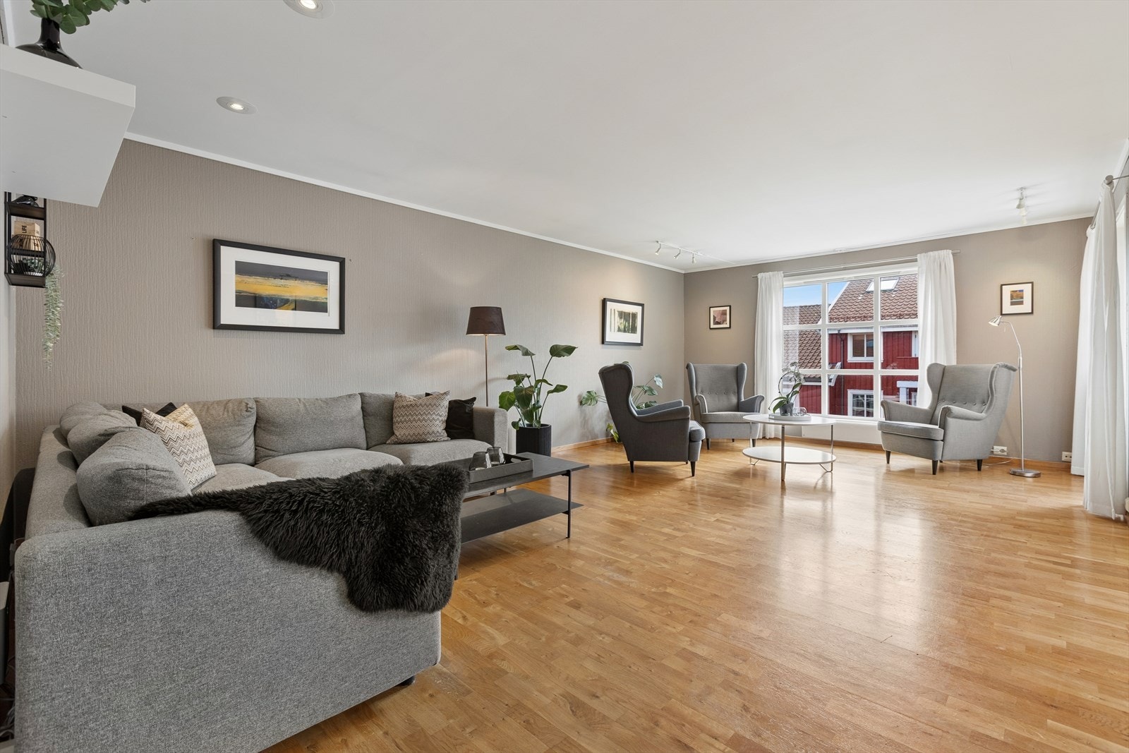 I boligens hovedetasje ligger den romslige stuen. Galleribilde