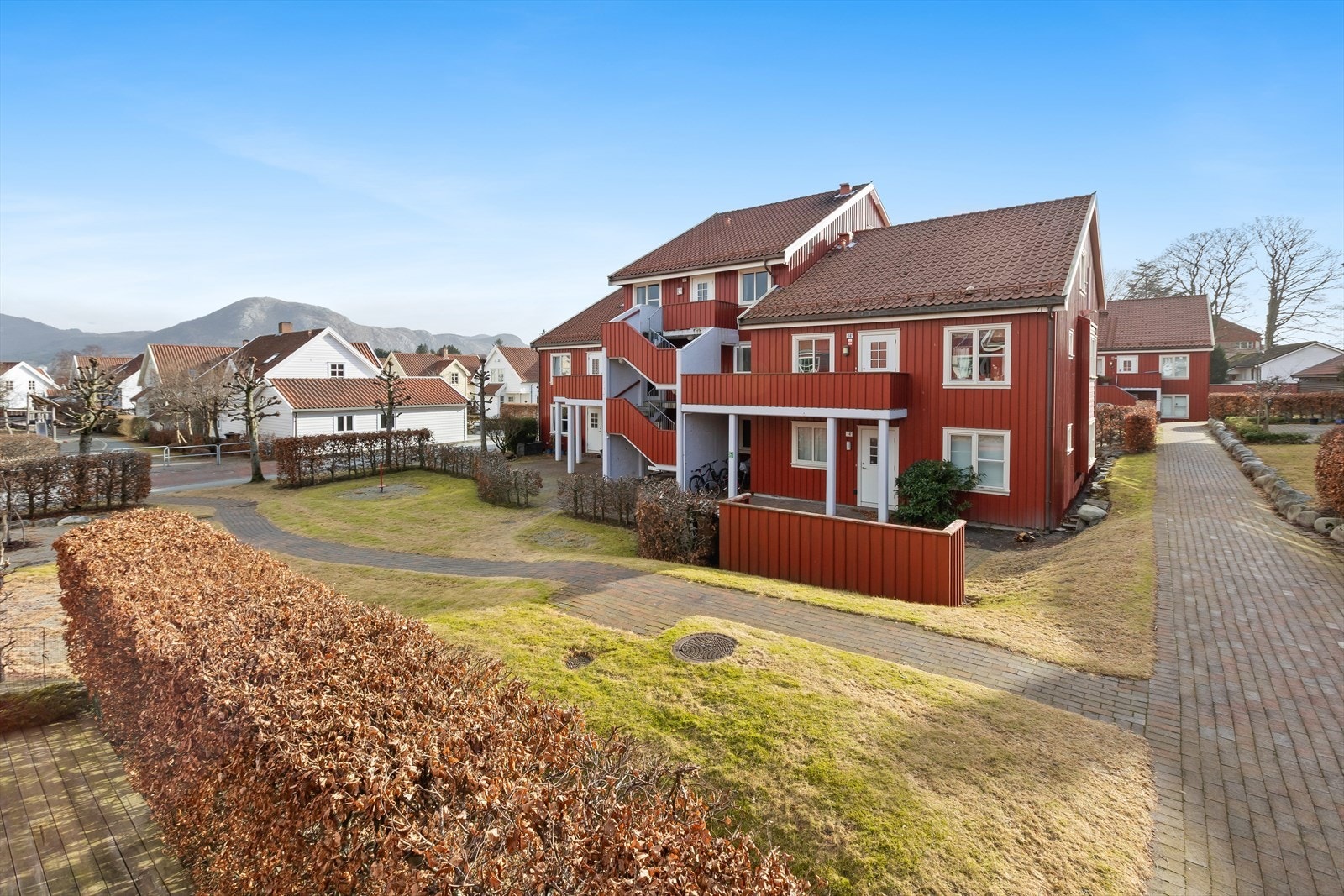 Fellestomten er pent opparbeidet med asfalterte internveier, plenarealer, lekeplasser og diverse beplantning. Galleribilde