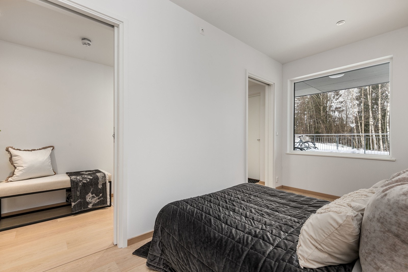 God plass til dobbeltseng med tilhørende nattbord på hver side Galleribilde