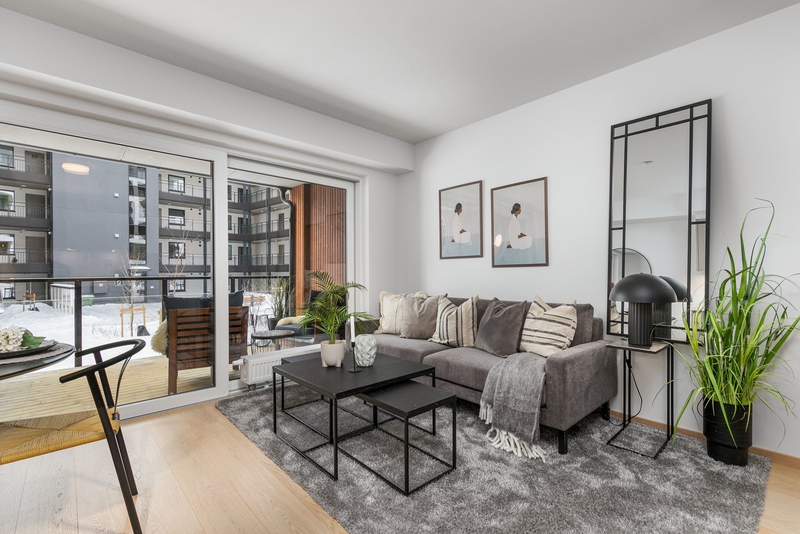 Gulvet er belagt med flott 1-stavs hvitpigmentert eikeparkett, som er gjennomgående for de øvrige oppholdsrom Galleribilde