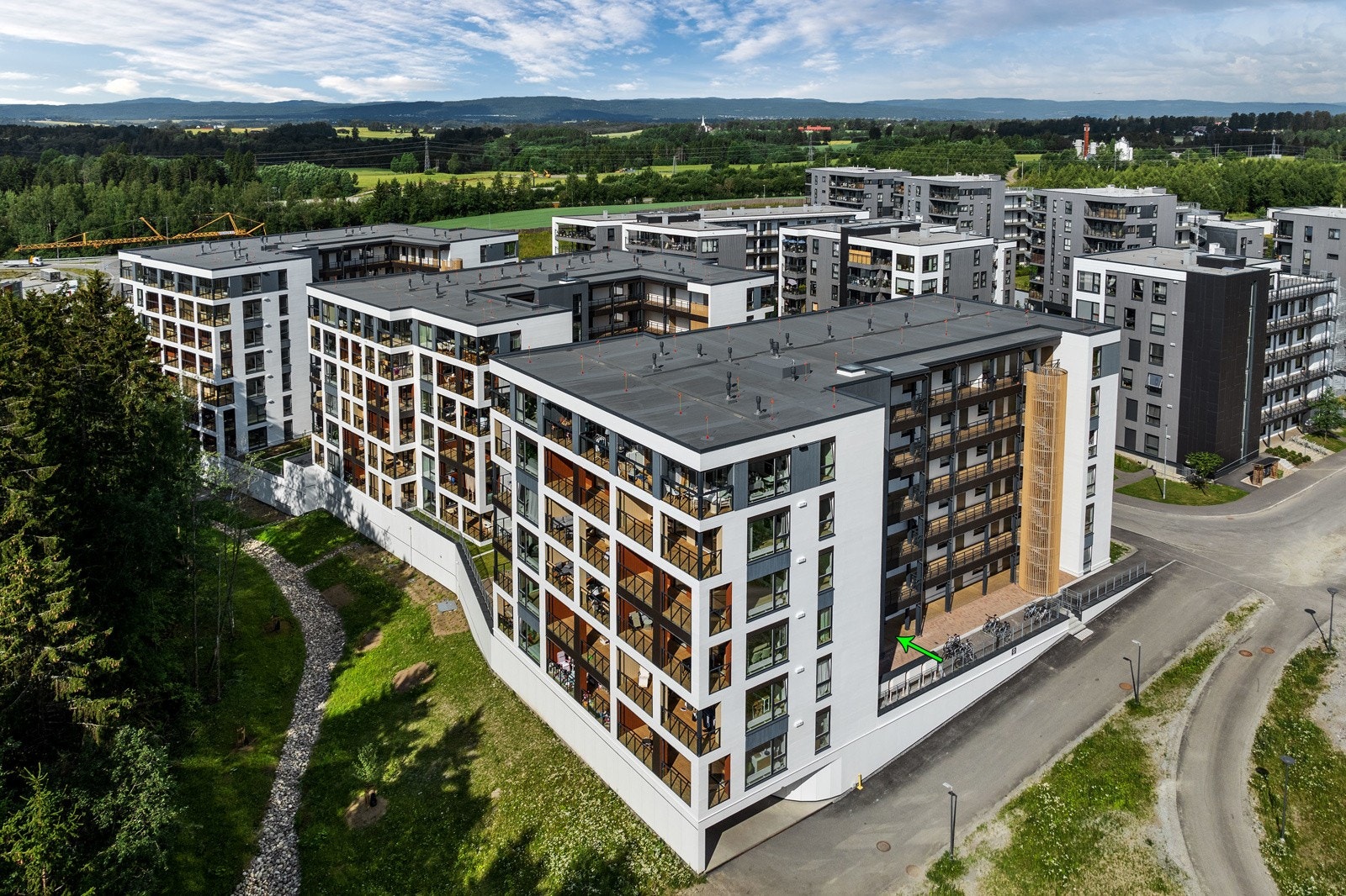 Det er gangavstand til togstasjonen og enkel tilgang til busser med hyppige avganger. Beliggenheten med umiddelbar nærhet til E6, jernbanestasjon og nærhet til Gardermoen er viktige kvaliteter Galleribilde