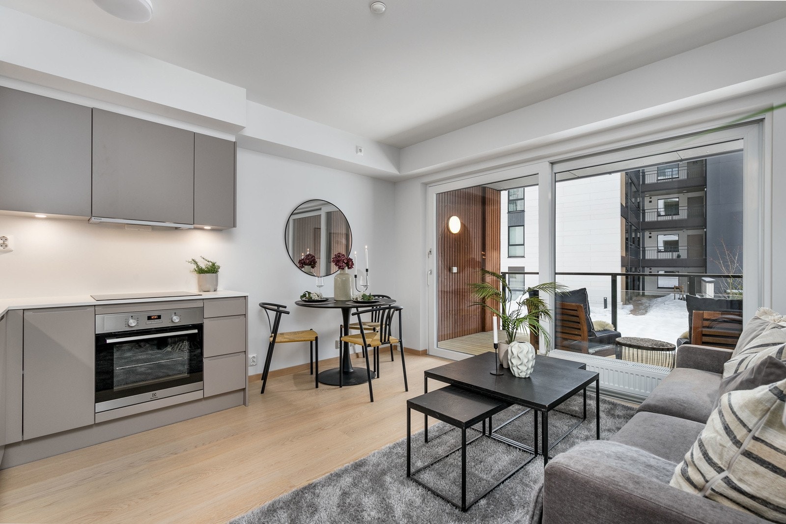 De store vinduene sørger for fint med lysinnslipp Galleribilde