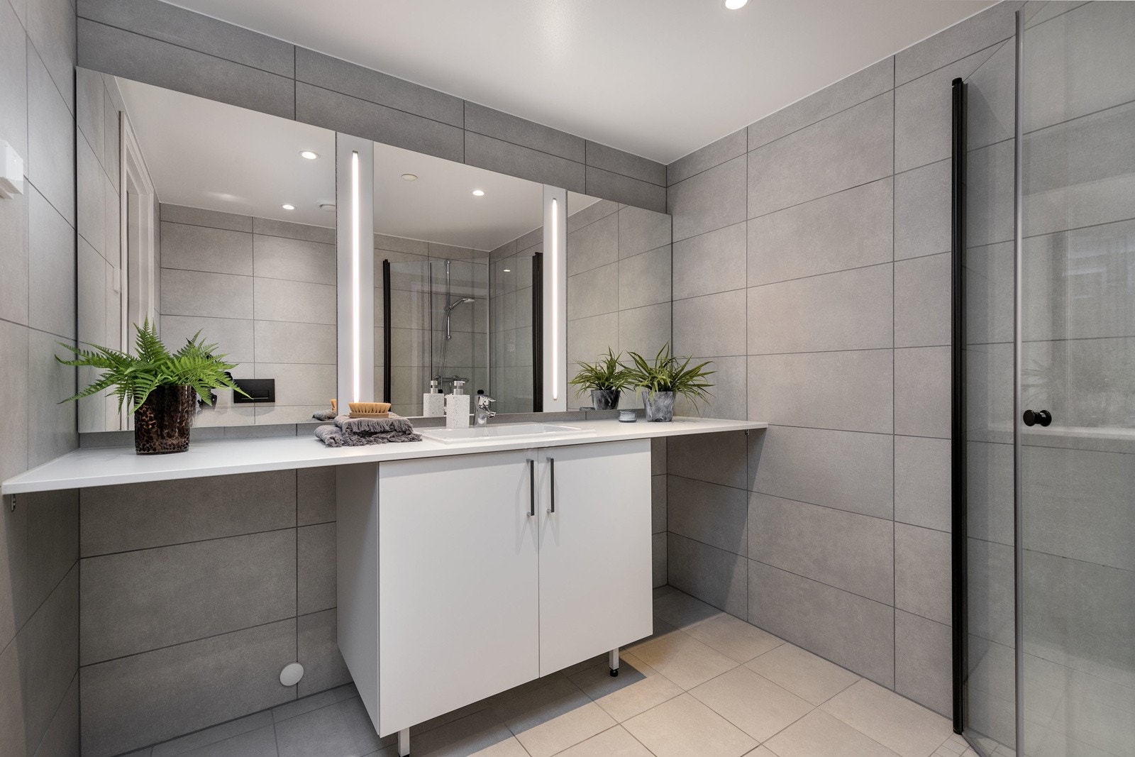 Badet har varmekabler i gulv. Opplegg for vaskemaskin. Galleribilde