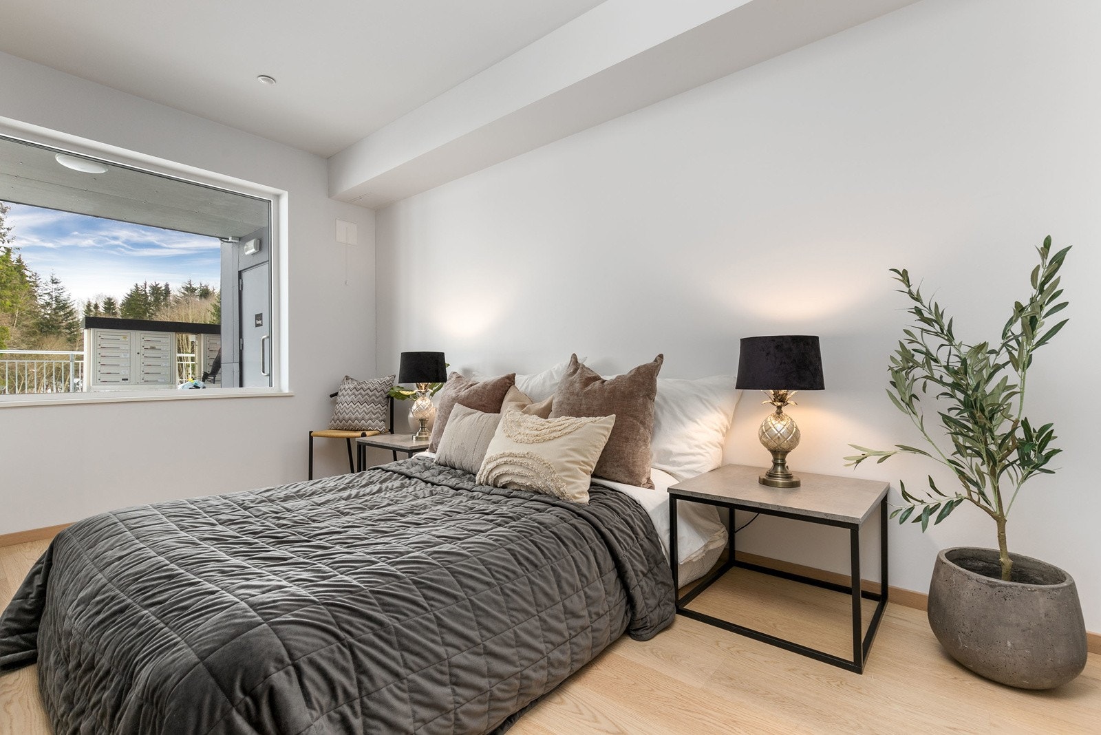 Lyst og romslig soverom med god plass til skapinnredning etter ønske Galleribilde