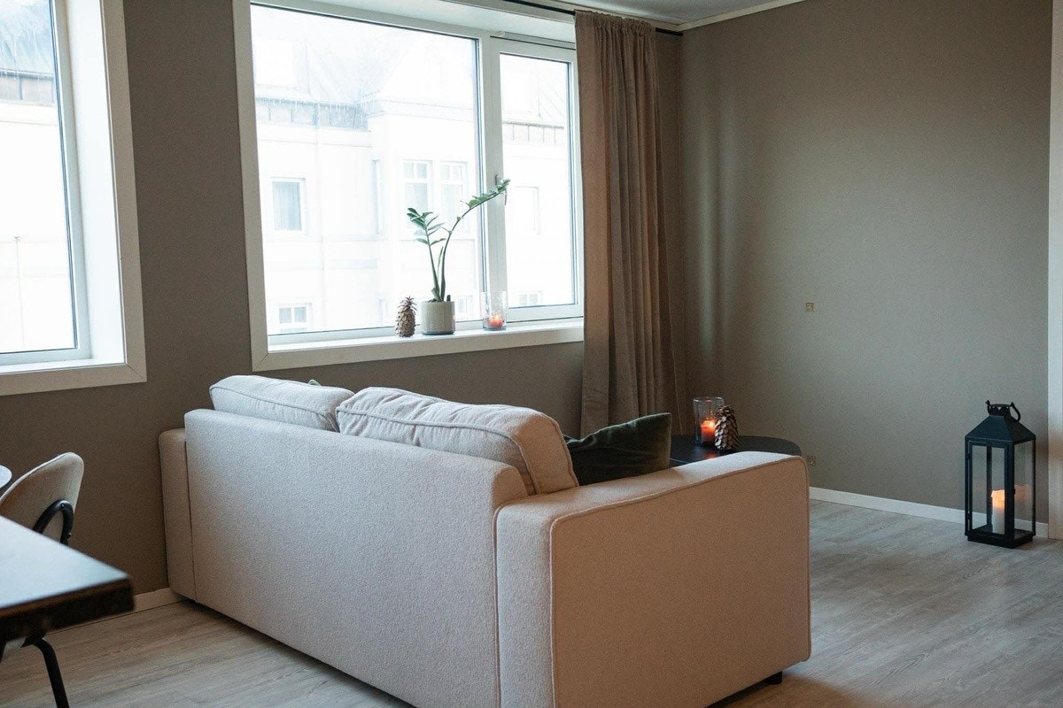 Stue med plass til tvbenk og tv. Galleribilde