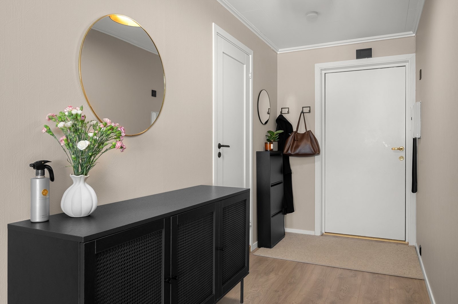 Romslig gang på 4,5 kvm med god plass til ulike møbleringsmuligheter. Galleribilde