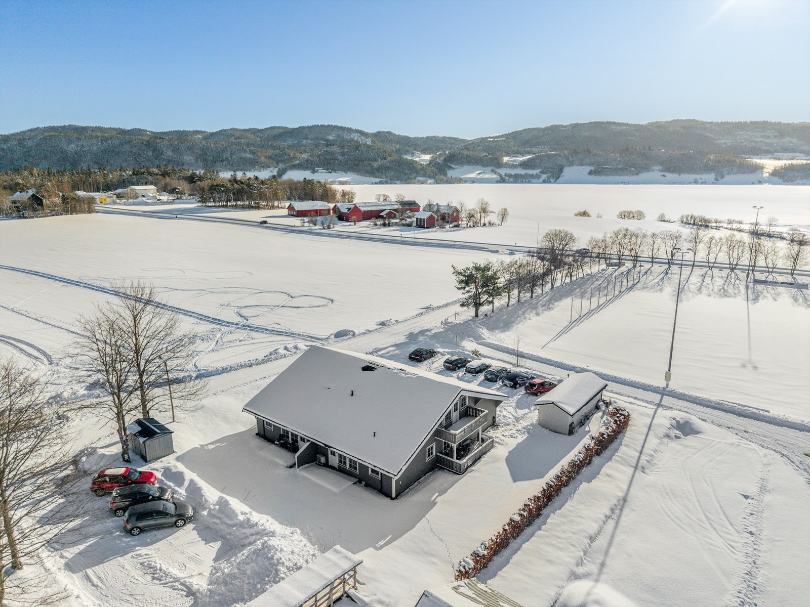 Det er parkeringsplass ved inngangspartiet som kan benyttes. Galleribilde