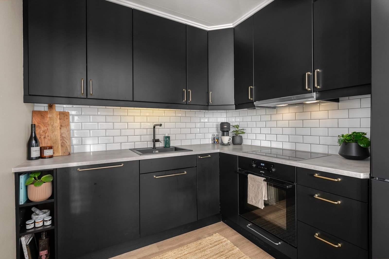 Kjøkkenet ble oppgradert i 2021 og har integrert stekeovn, platetopp og oppvaskmaskin. Galleribilde