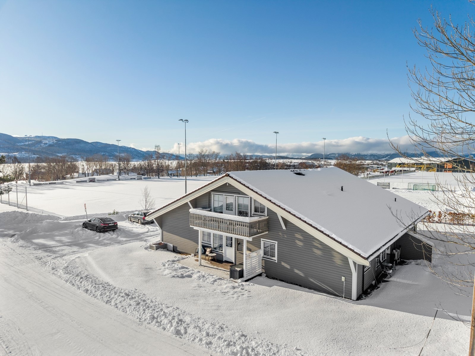 Her bor du i rolige omgivelser med nærhet til skole og barnehager. Idrettsmuligheter som Åsly kunstgressbane og Rissahallen kan nås til fots fra leiligheten. Galleribilde