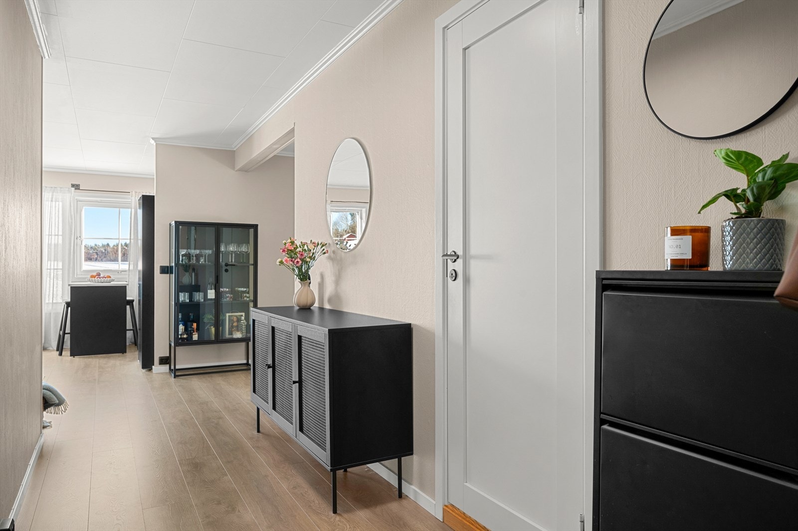 Leiligheten har endebeliggenhet noe som gir ekstra vindusflater og mer naturlig lys-innslipp. Galleribilde